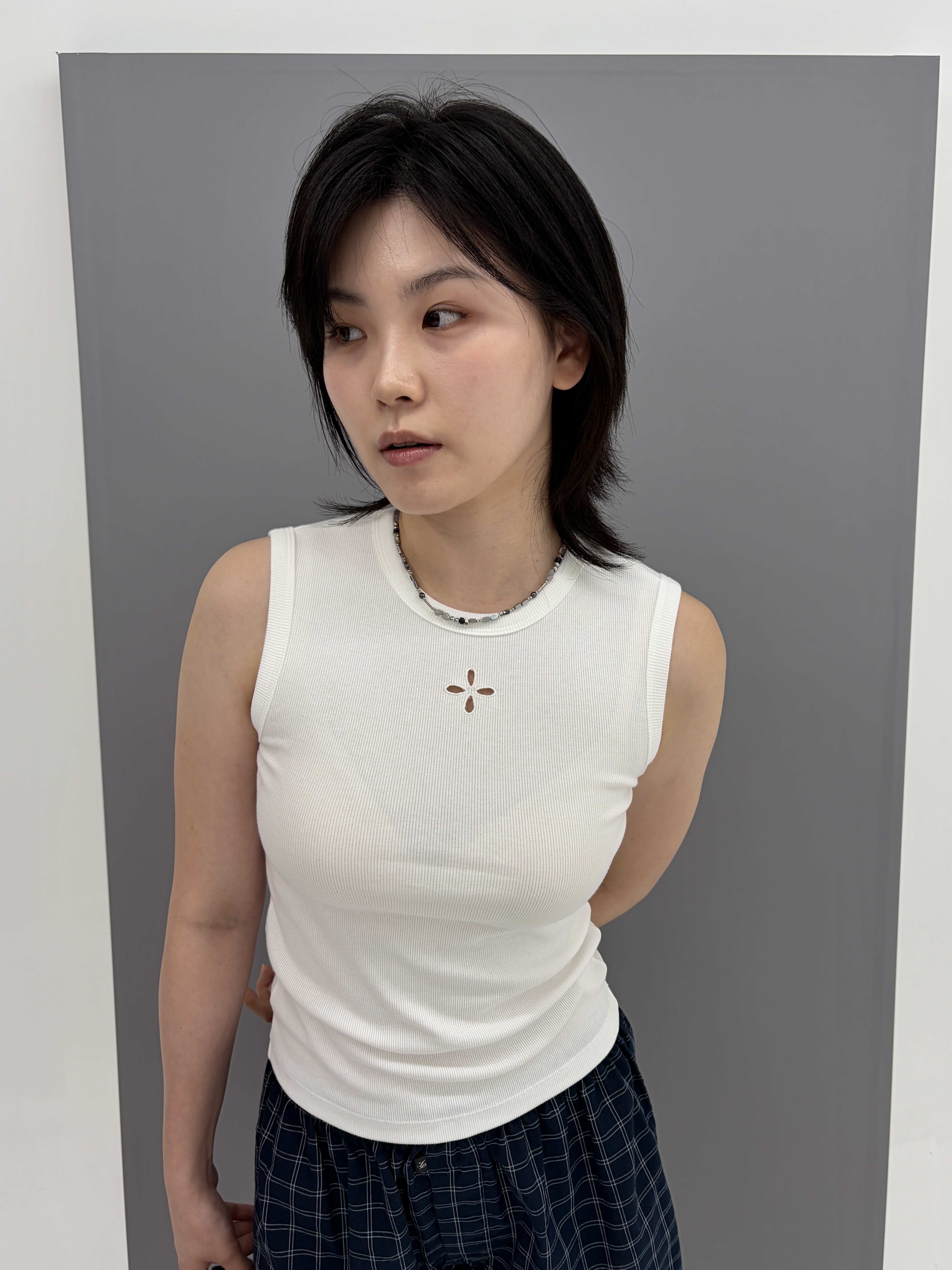 Riomeu Signature Sleeveless White 착용 스타일 - 6