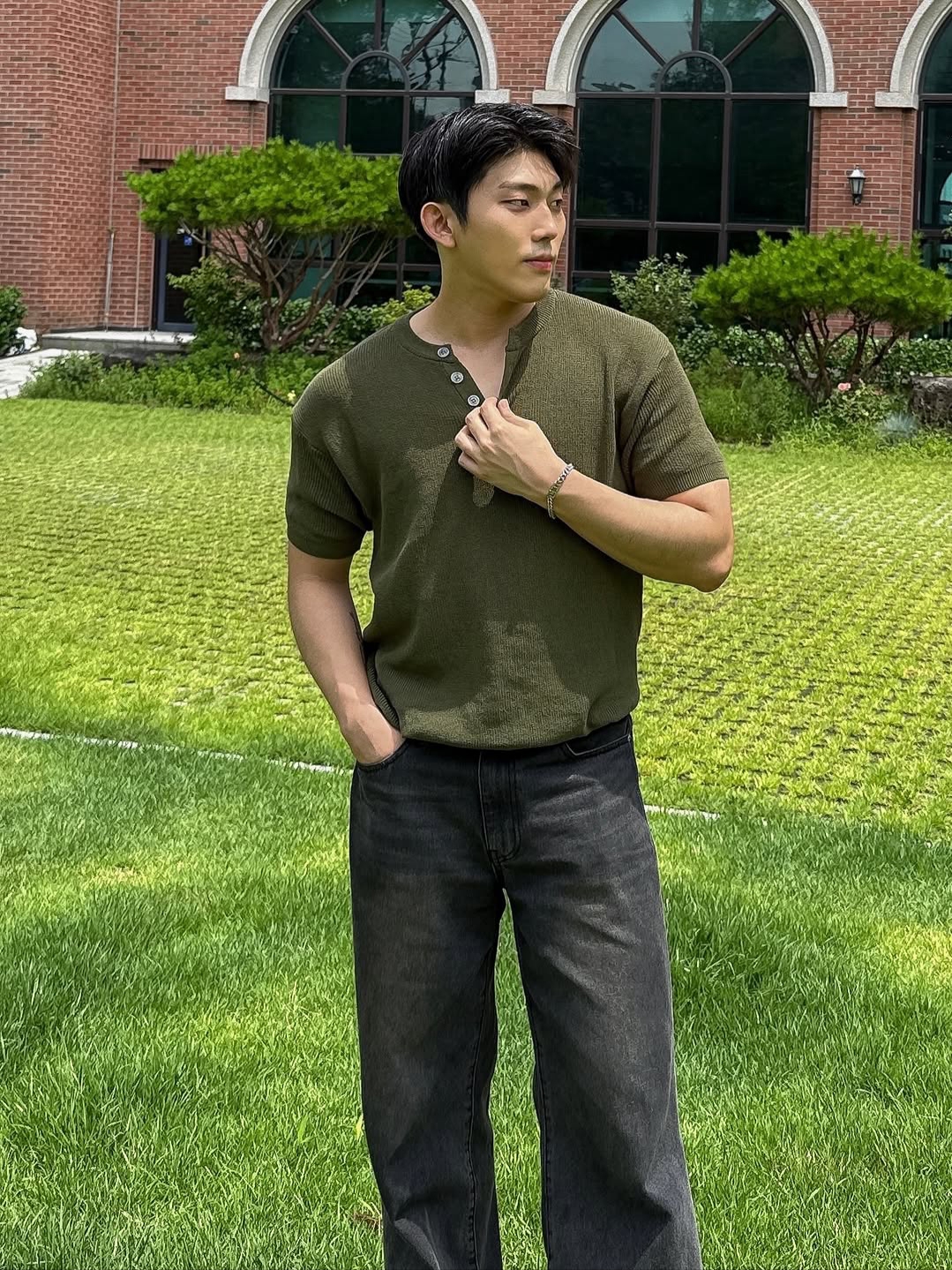 Knitted Coolever Henley Neck Half Sleeve Knit OLIVE, Knitted Coolever Henley Neck Half Sleeve Knit Black 착용 스타일 - 2
