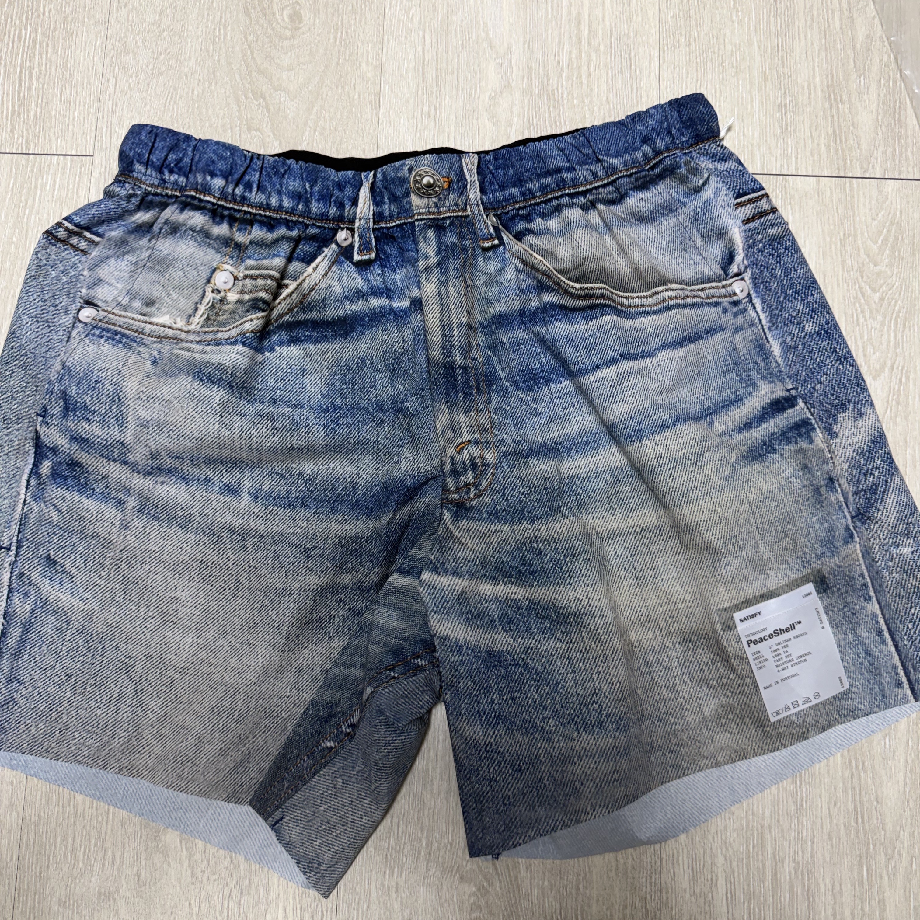 Satisfy Peaceshell 5 Inch Unlined Shorts Digital Denim 착용 스타일