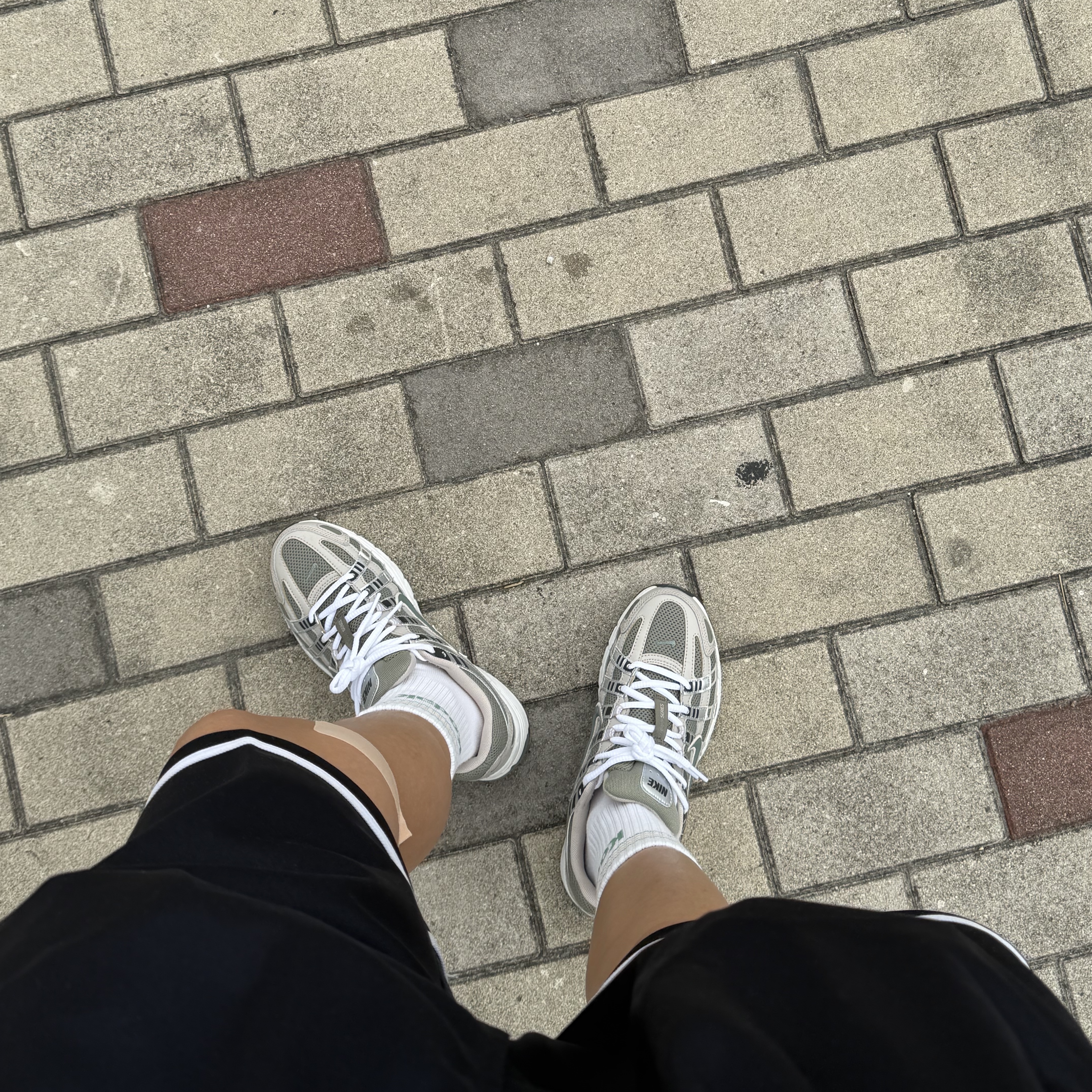 Nike P-6000 Anthracite Metallic Silver 착용 스타일