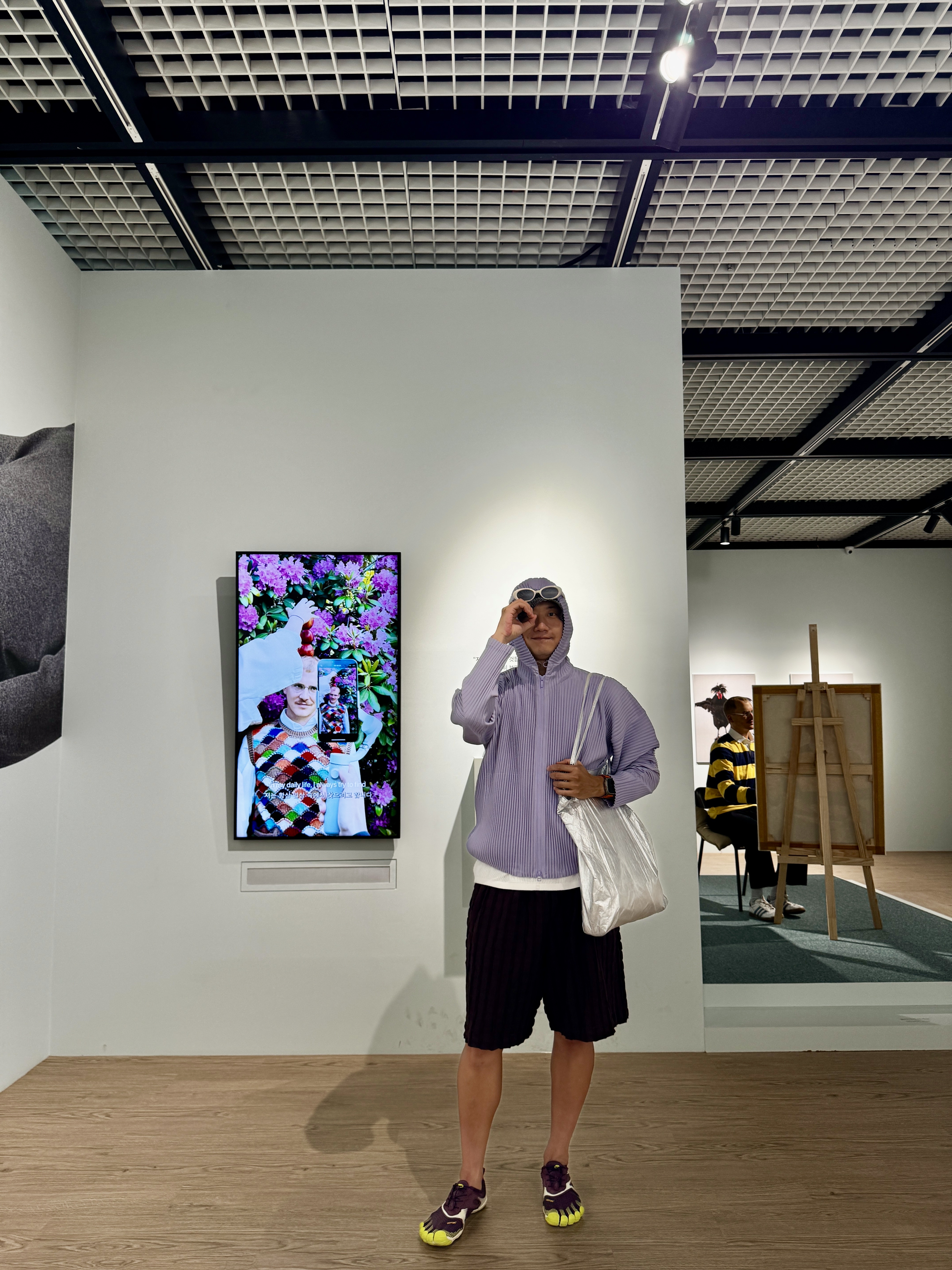 Gentle Monster x Maison Margiela MM204 Gray, Homme Plisse Issey Miyake Surface Hoodie Black 착용 스타일 - 4