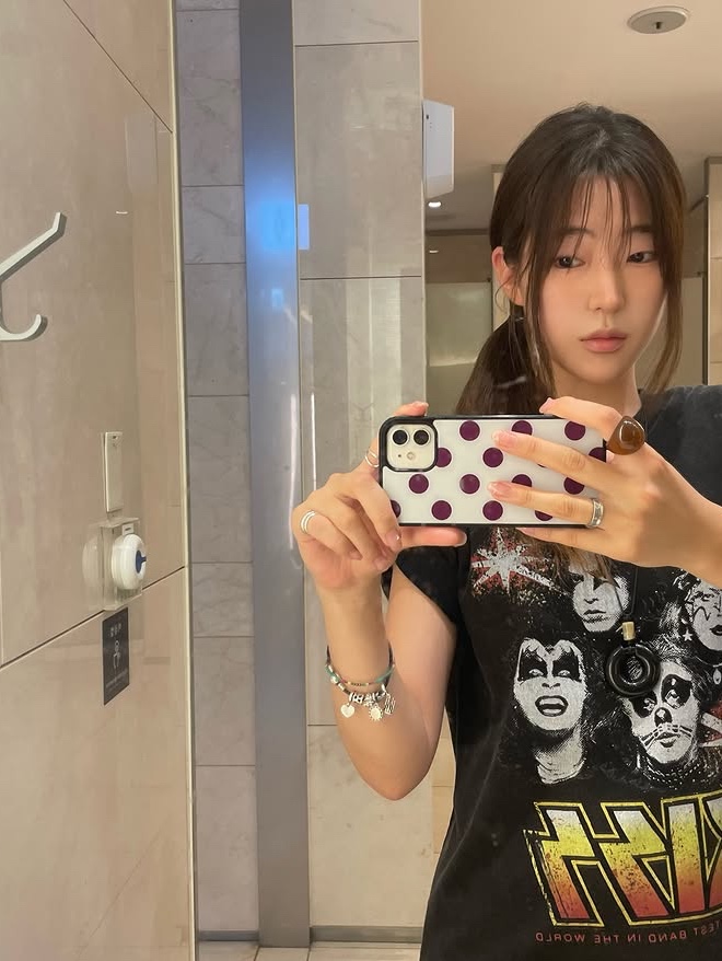 MAINBOOTH X KISS Firework T-shirt Charcoal 착용 스타일 - 5