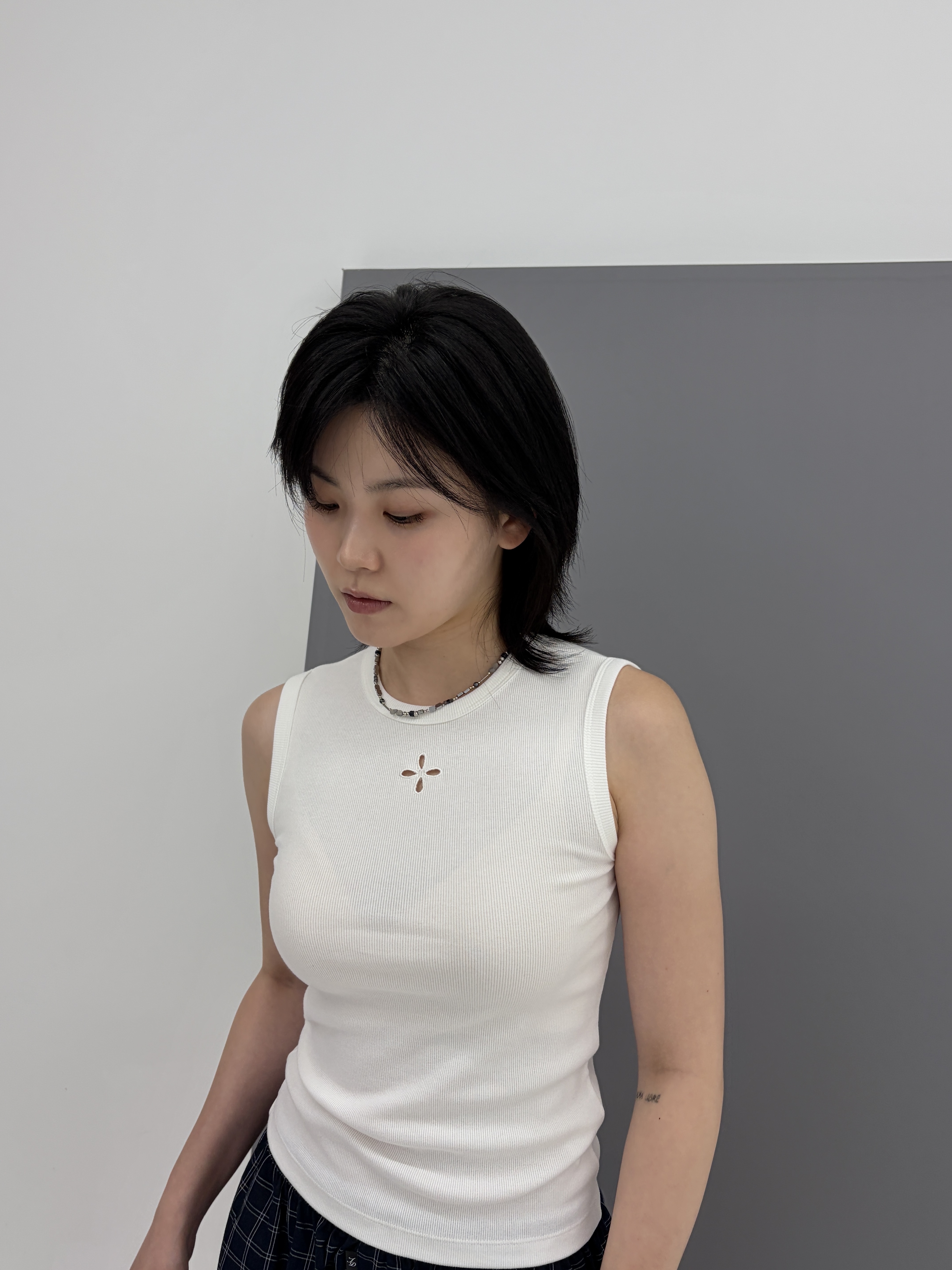 Riomeu Signature Sleeveless White 착용 스타일 - 5