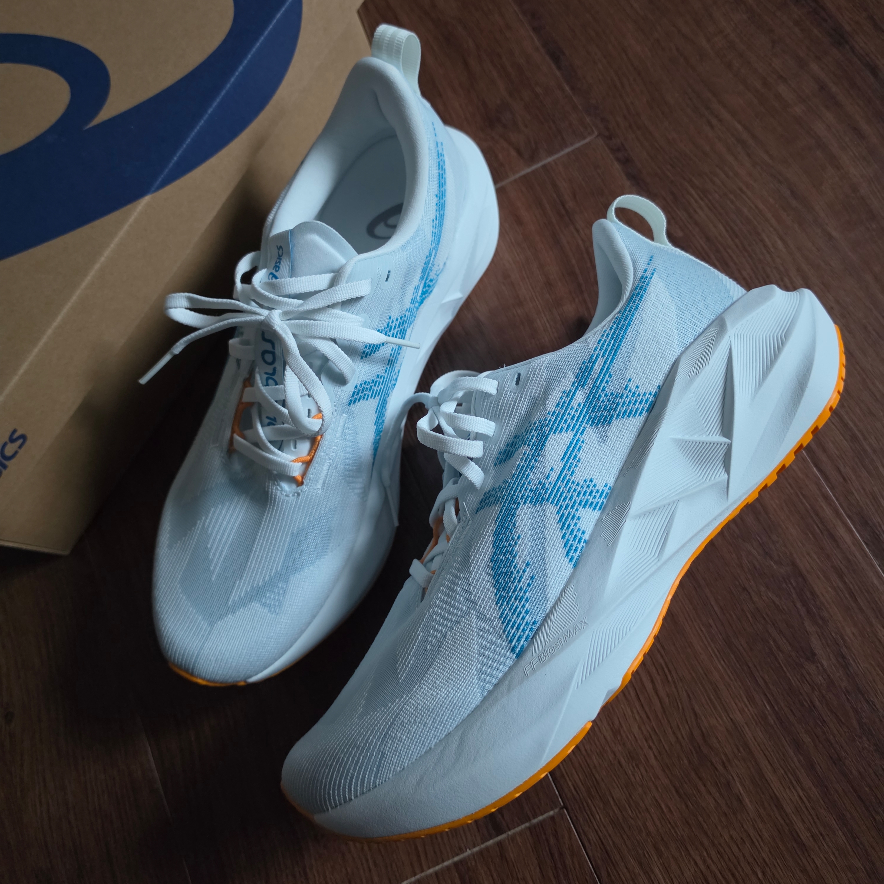 Asics Novablast 5 Arctic Blue Aegean Blue 착용 스타일 - 2