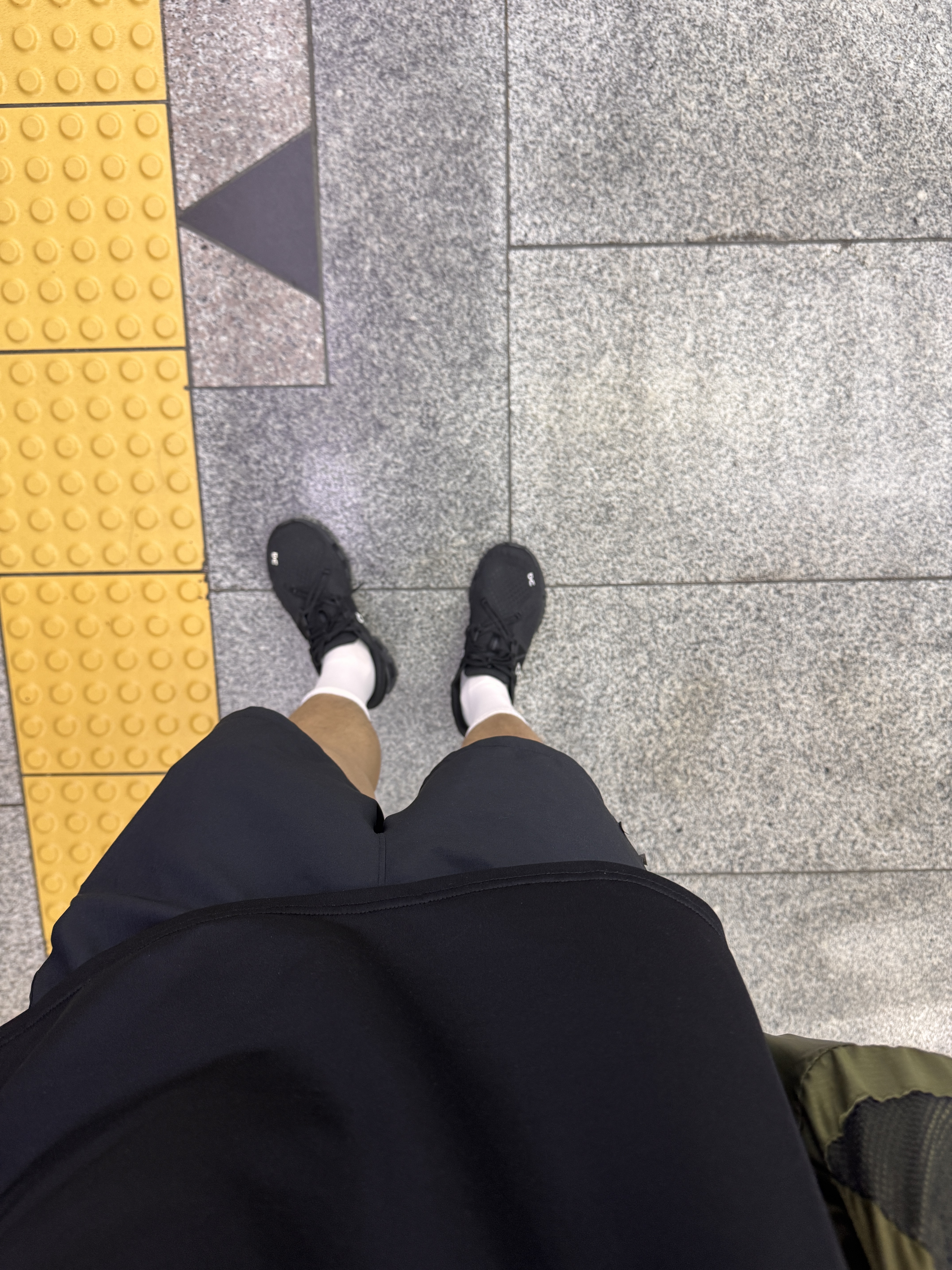 On Running Cloud 6 Black 착용 스타일 - 2