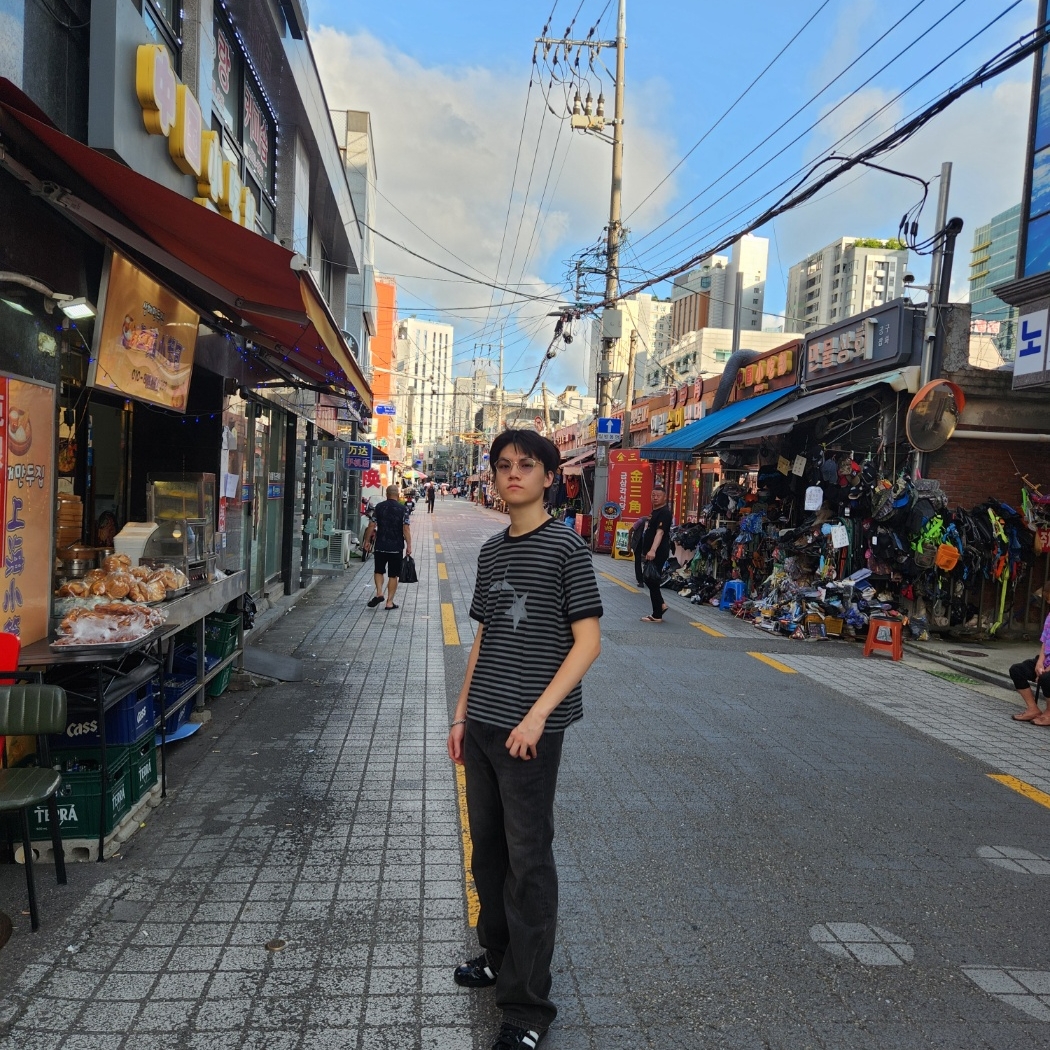 [KREAM 단독] CAVISH Striped Twin Star Ringer SS Tee Black 착용 스타일 - 5