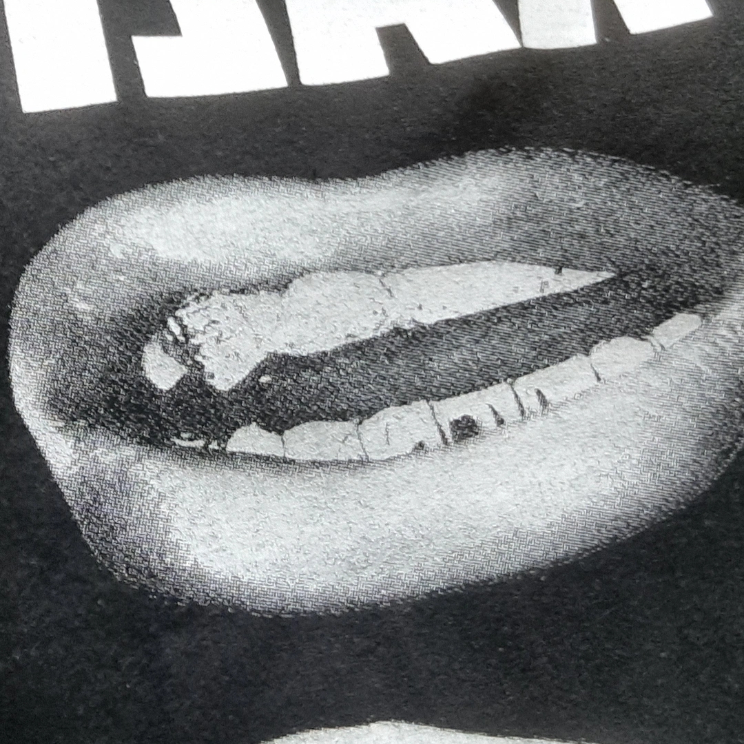 AMOU Kalt Lips Half T-Shirts Black 착용 스타일