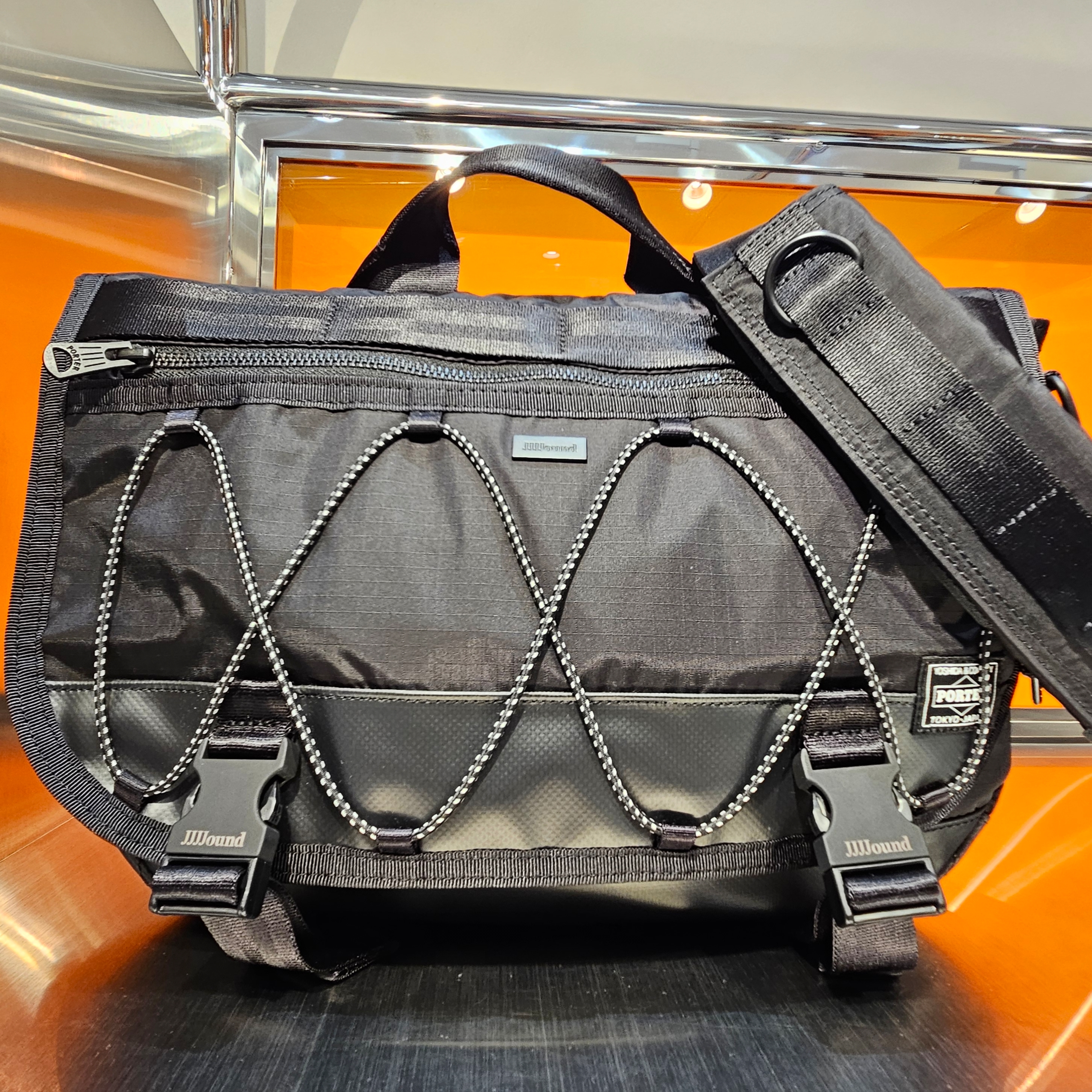Porter x JJJJound Nylon Messenger Bag Black 착용 스타일