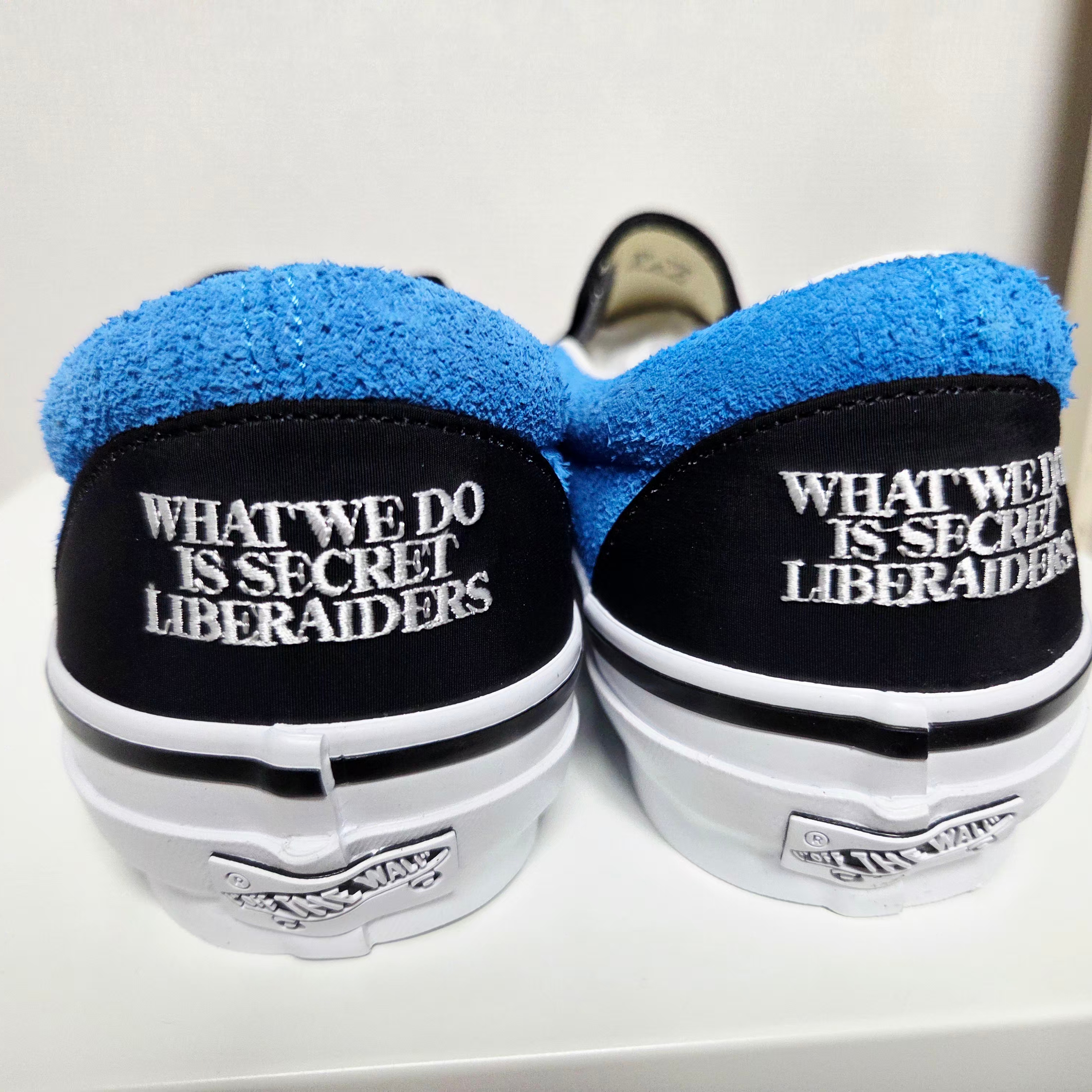Vans x Liberaiders Classic Slip-On 98 Black Bright Azure 착용 스타일 - 2