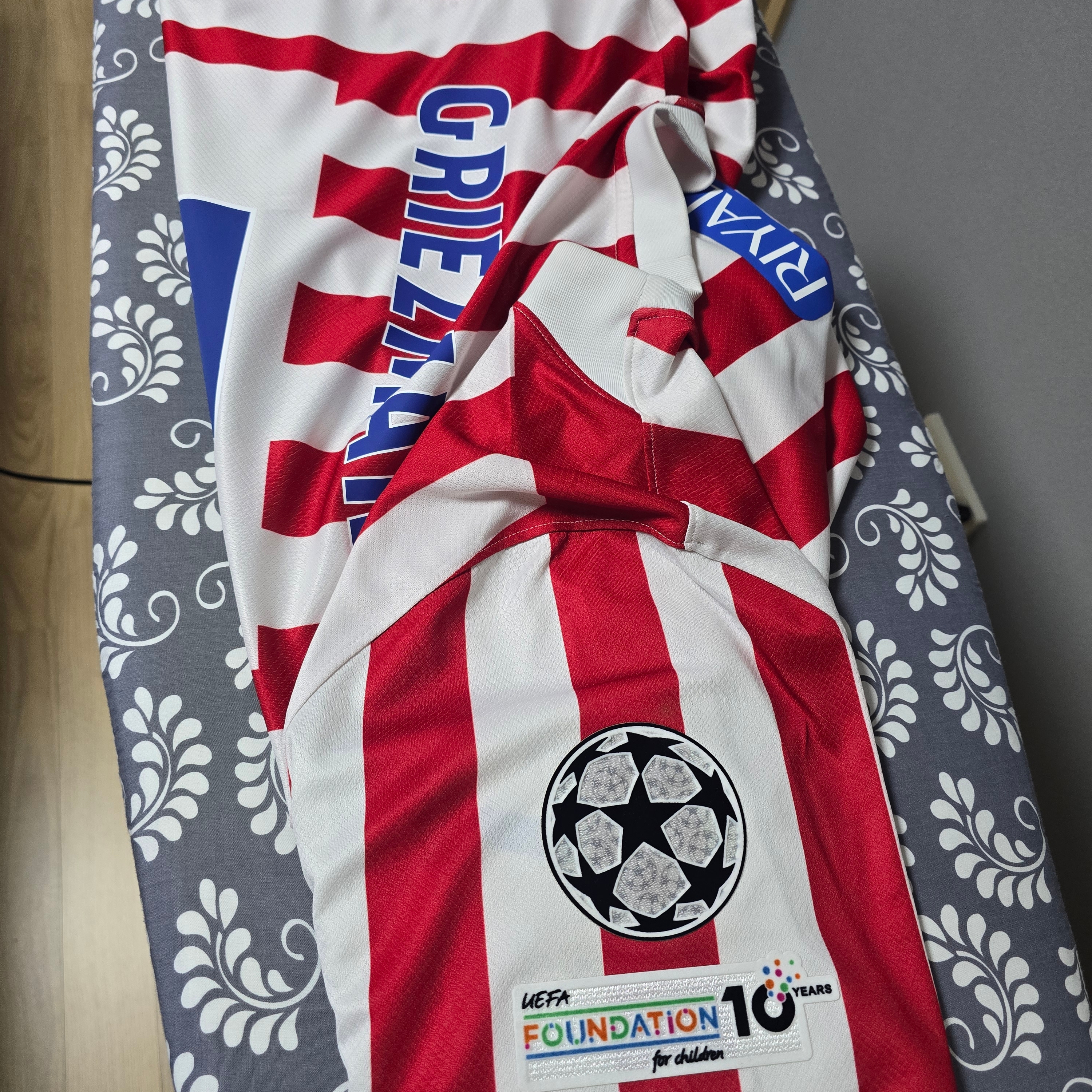 Nike Atletico Madrid 2025/26 Stadium Home Dri-Fit Soccer Replica Jersey Sport Red White (Non Marking Ver.), Supreme Washed Chino Twill Camp Cap Denim - 23FW 착용 스타일 - 4