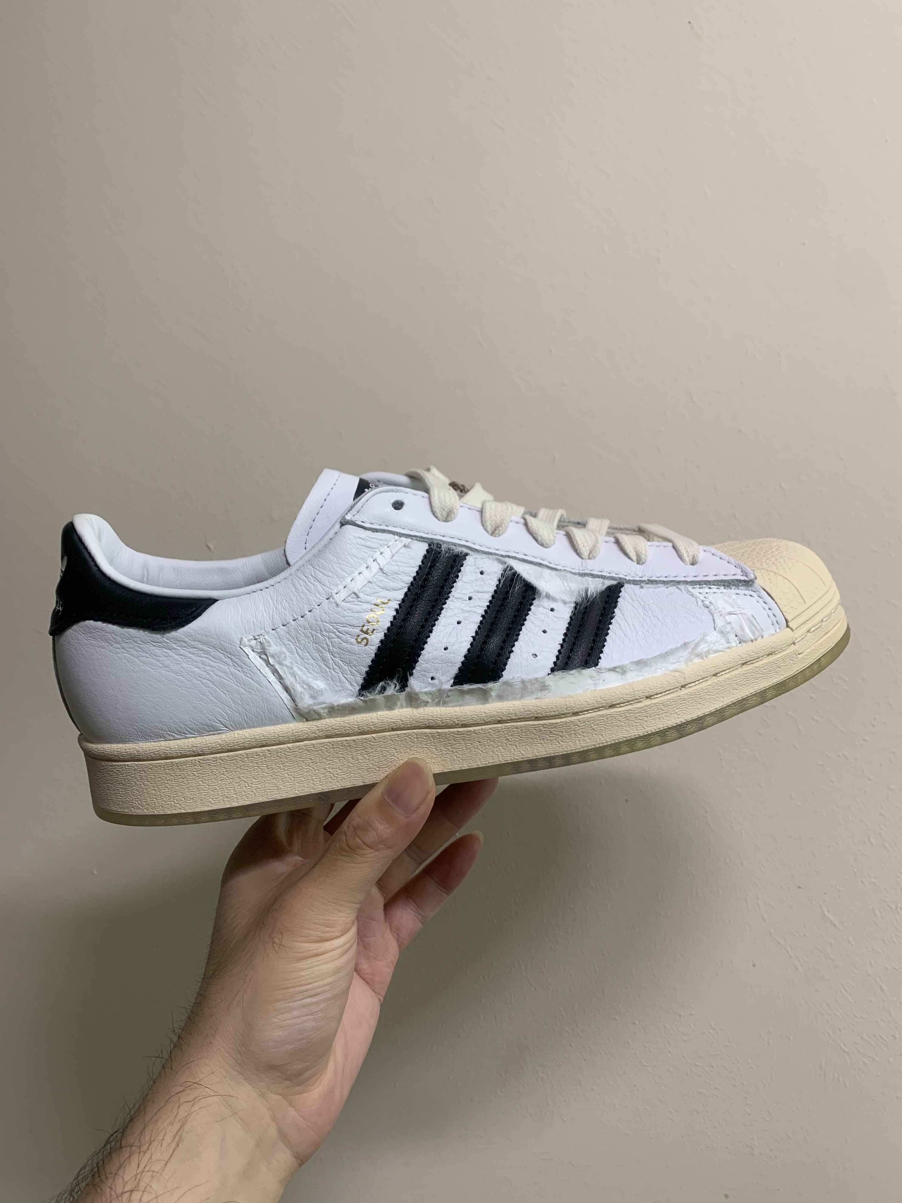 Adidas x Taegeukdang Superstar White Black 착용 스타일 - 4