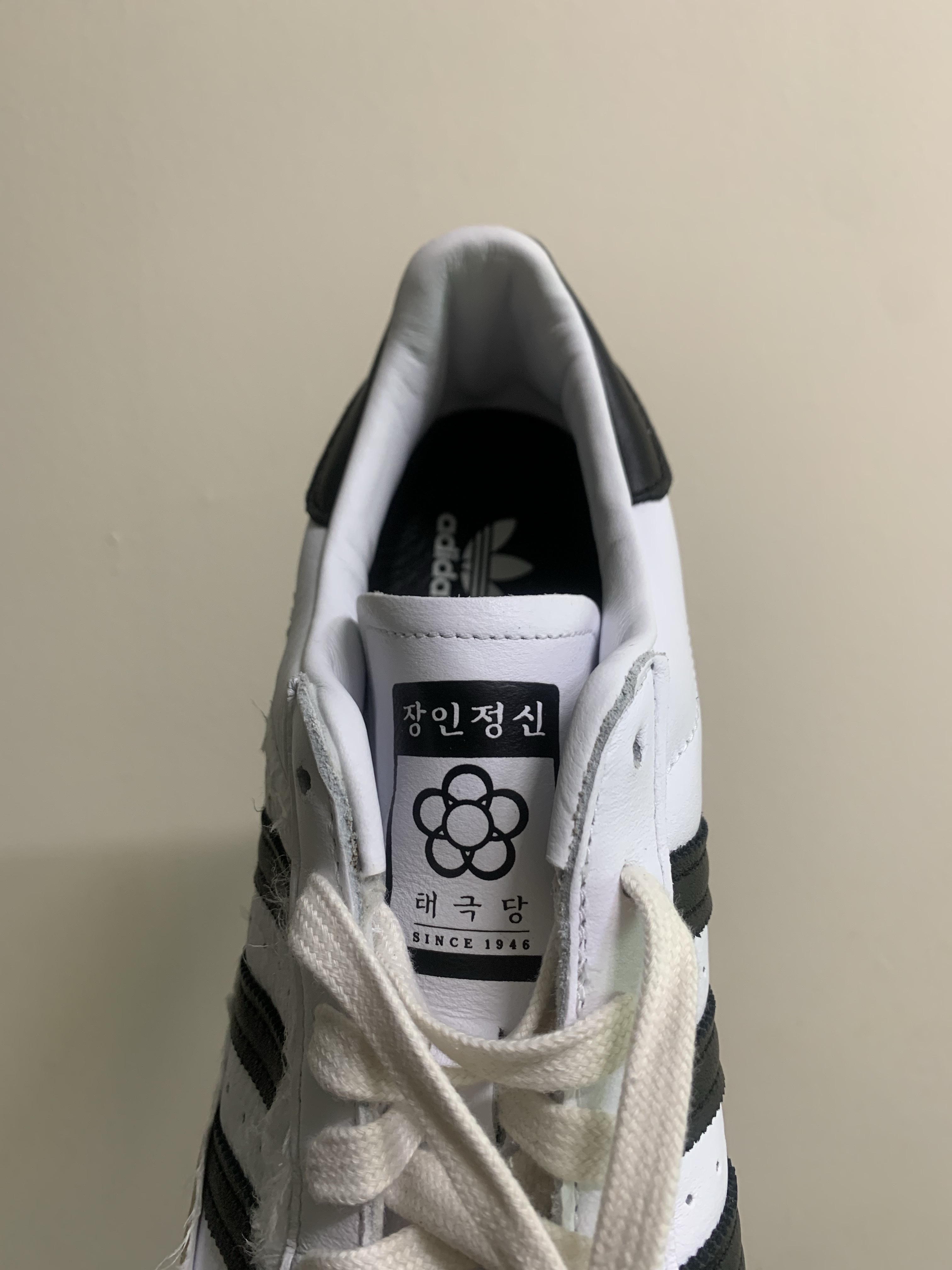 Adidas x Taegeukdang Superstar White Black 착용 스타일 - 6