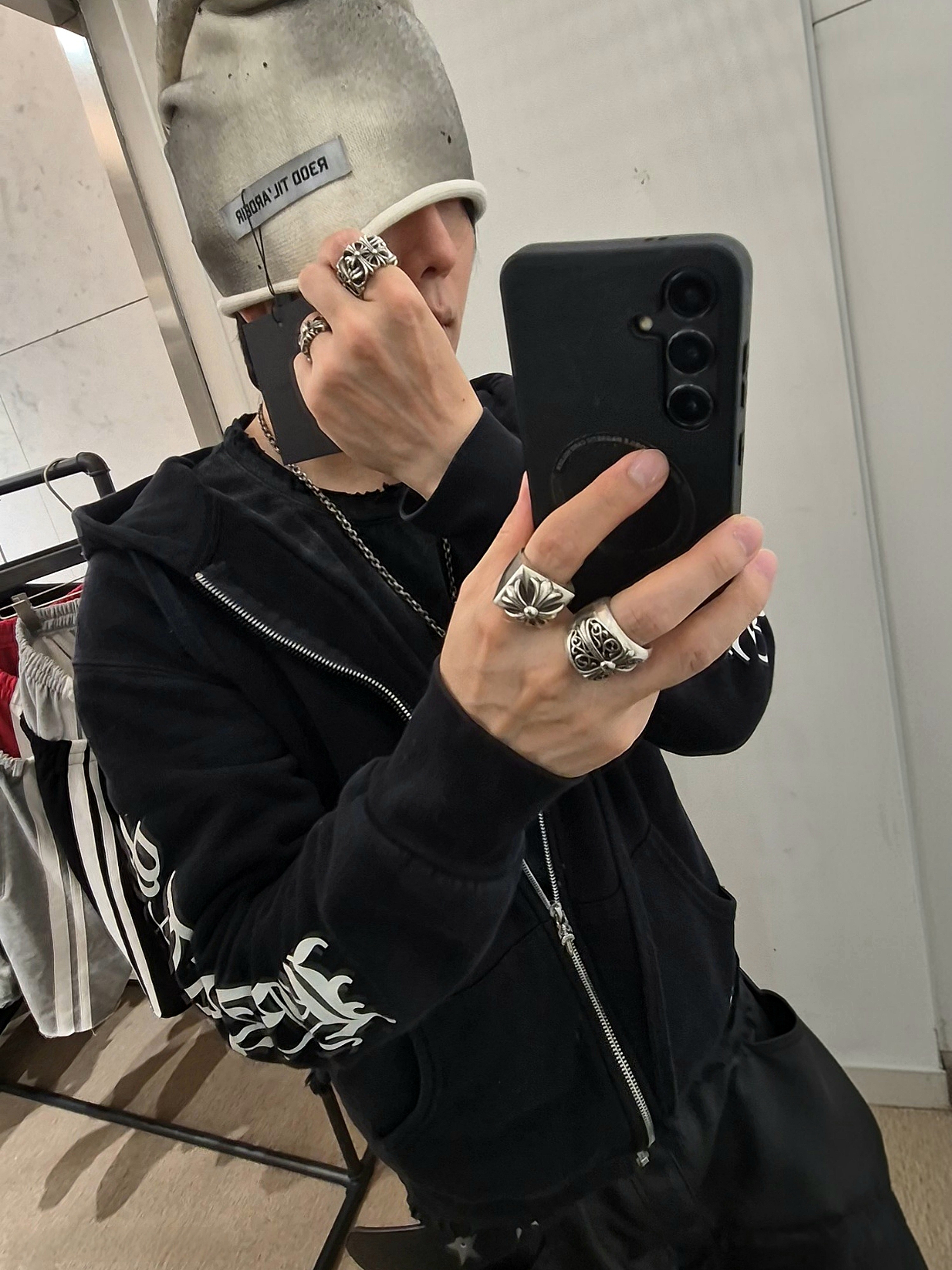 ROARINGRAD Dirty Knit Beanie Black, Rick Owens Mega Bumper Geobasket Black Milk 착용 스타일 - 2