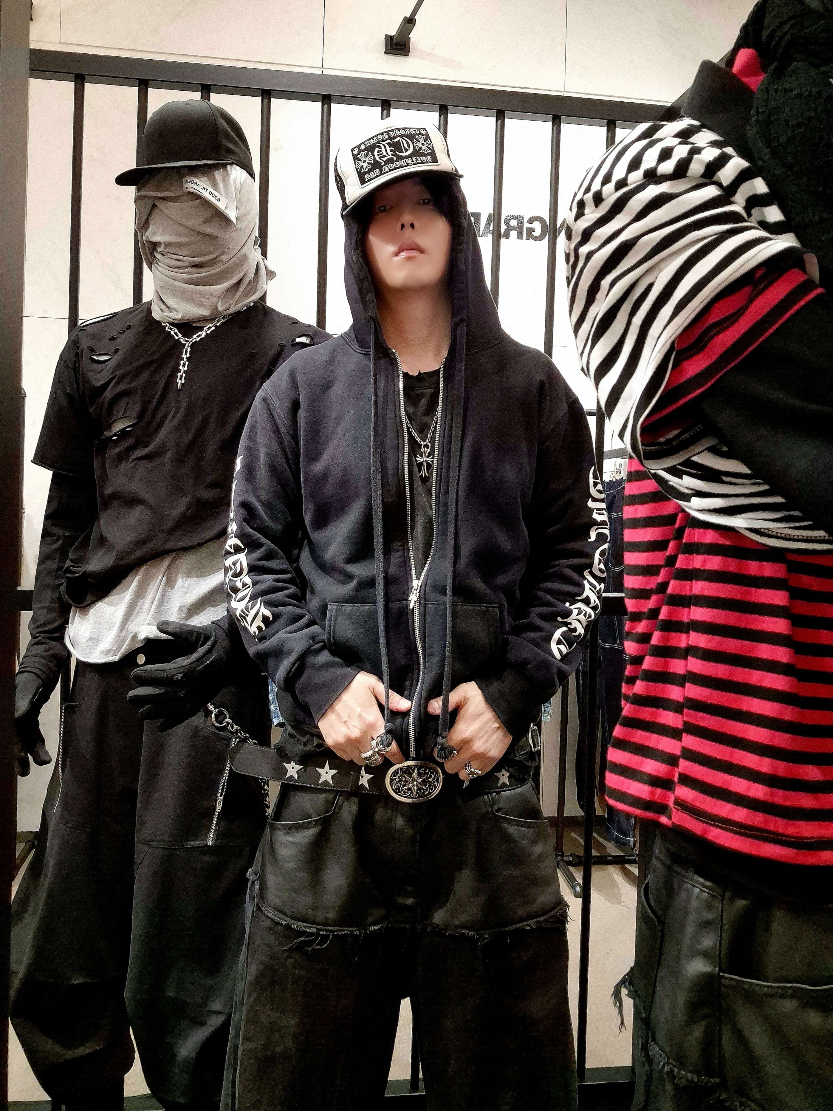 ROARINGRAD Layered Carbon Bermuda Denim Pants Black, Chrome Hearts CH Hollywood Trucker Hat Black White 착용 스타일 - 1