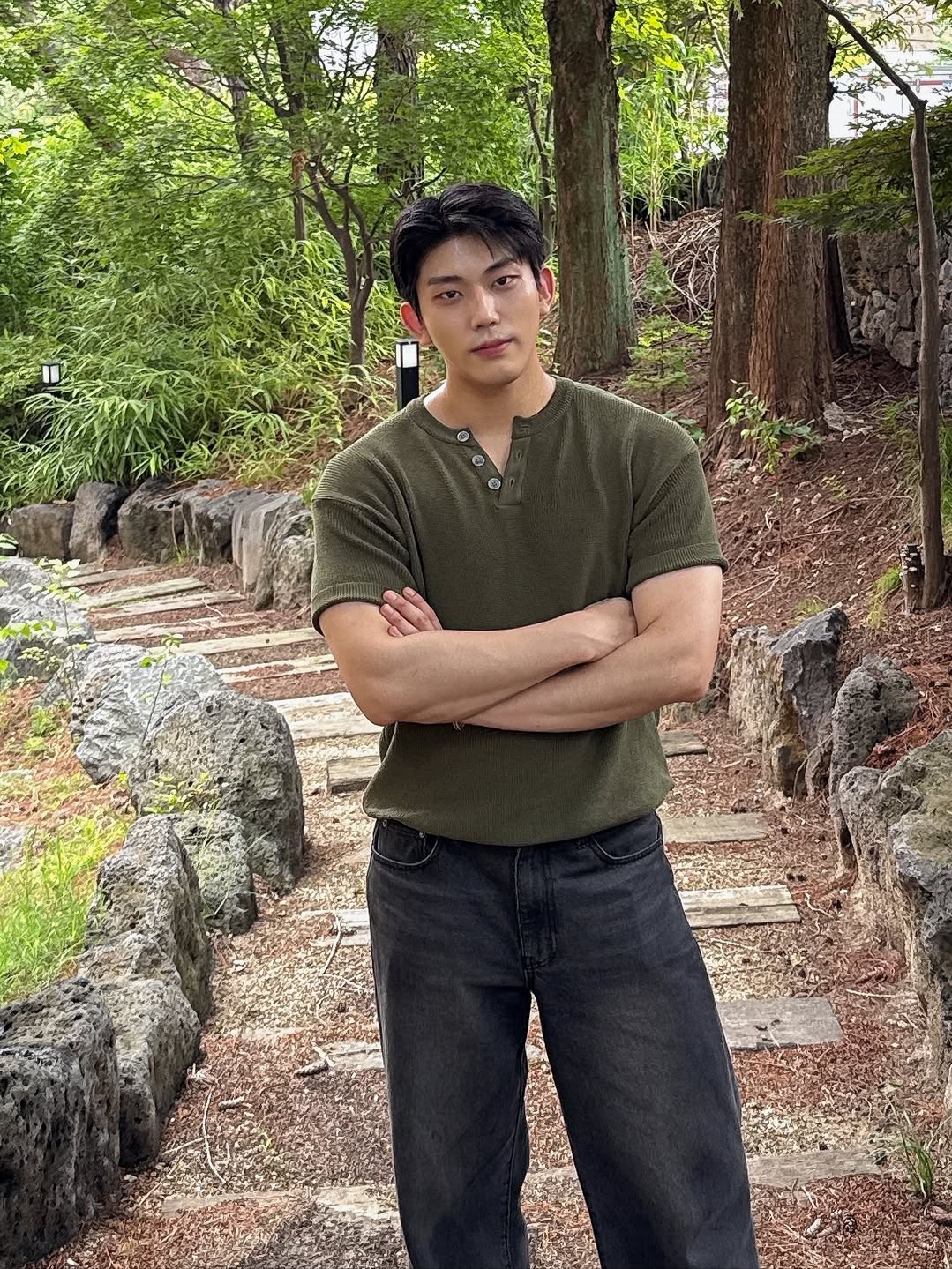 Knitted Coolever Henley Neck Half Sleeve Knit OLIVE, Knitted Coolever Henley Neck Half Sleeve Knit Black 착용 스타일 - 4