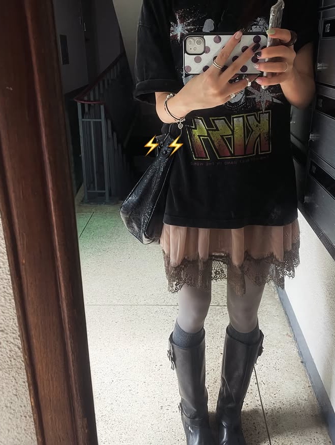 MAINBOOTH X KISS Firework T-shirt Charcoal 착용 스타일 - 4