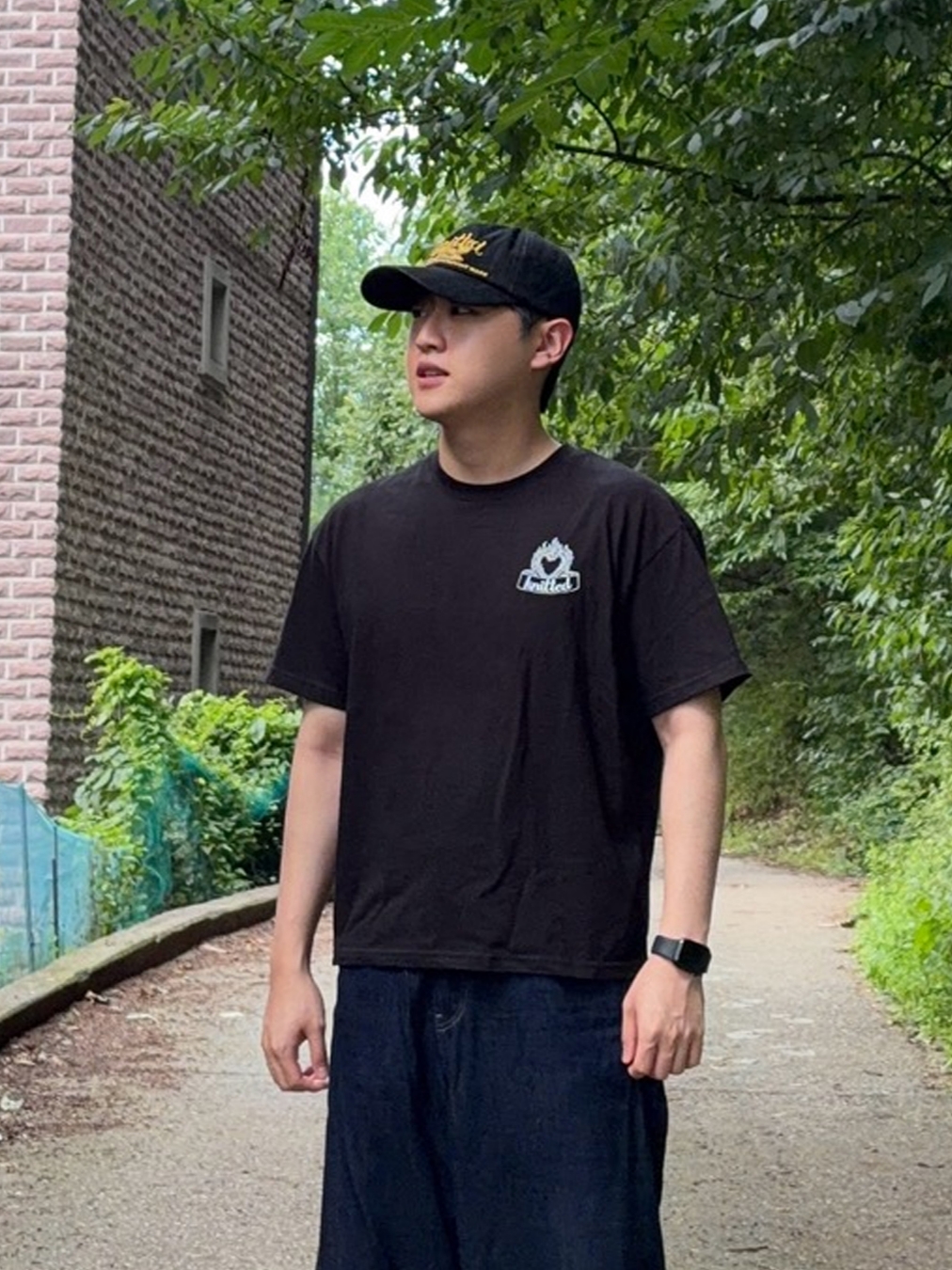 Knitted Heavenly Burning Heart T-Shirts Black, Knitted Heavenly Burning Heart T-Shirts White 착용 스타일 - 2