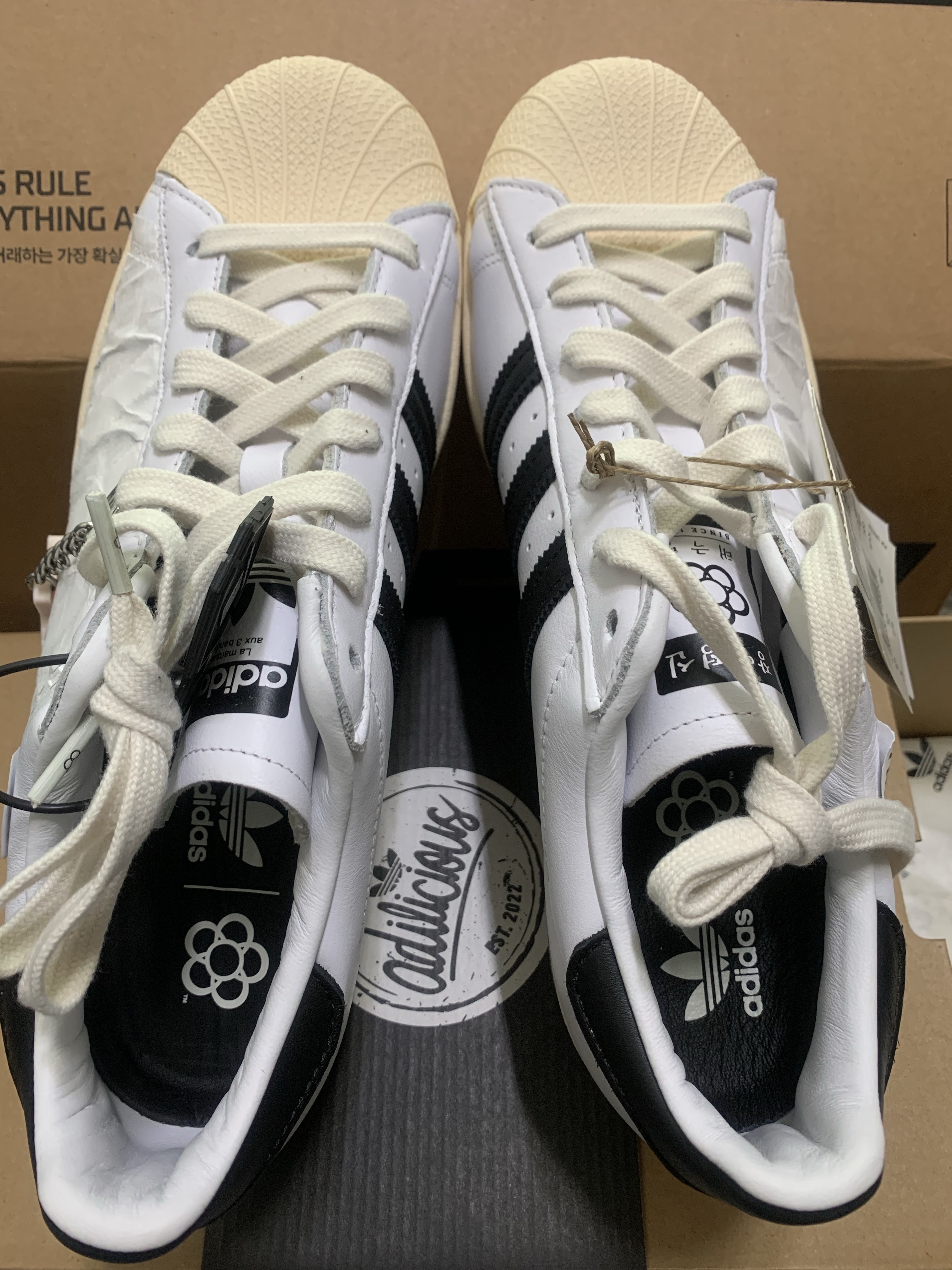 Adidas x Taegeukdang Superstar White Black 착용 스타일 - 2