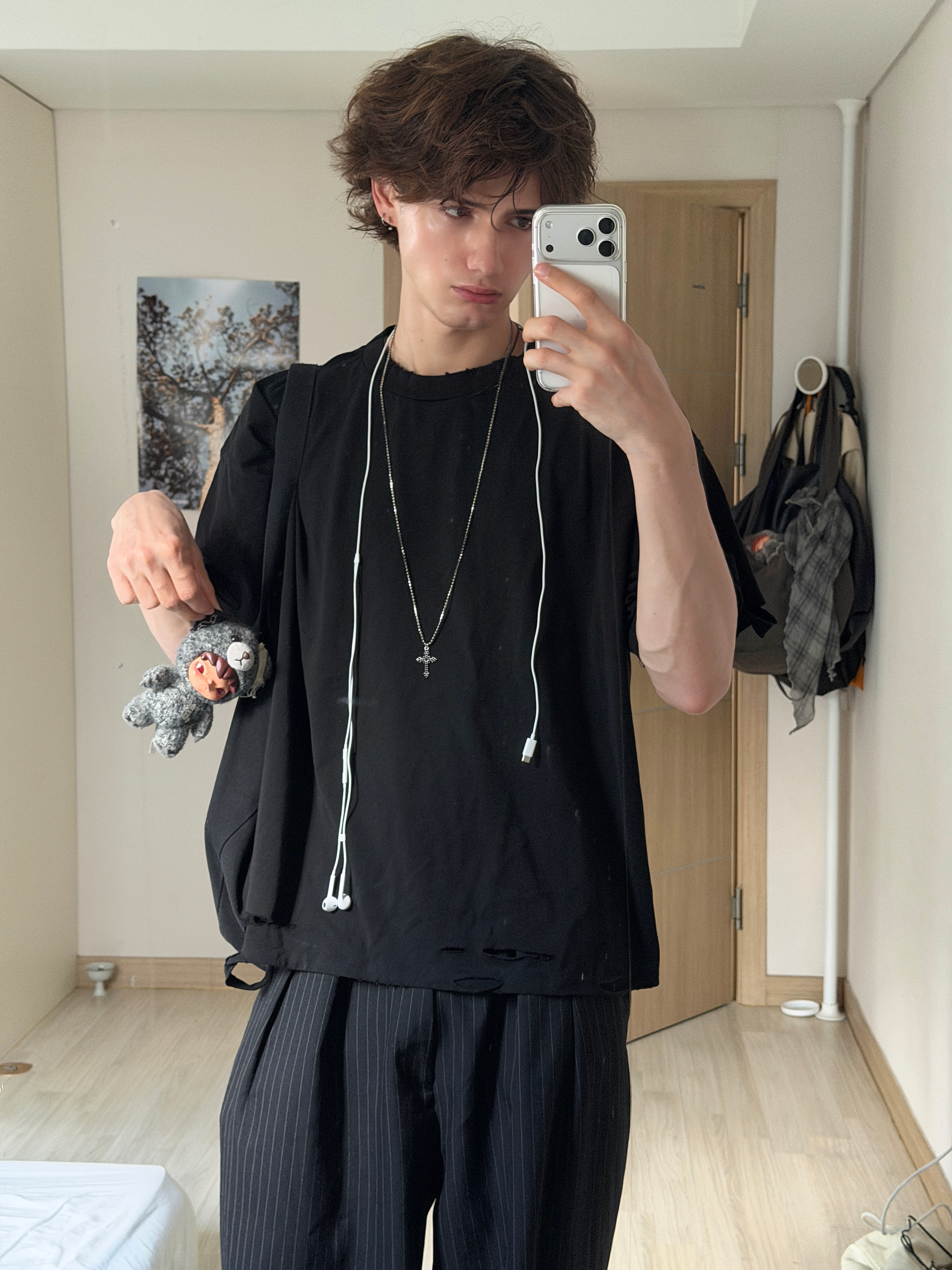 Hommless Distressed Regular Tee Black 착용 스타일