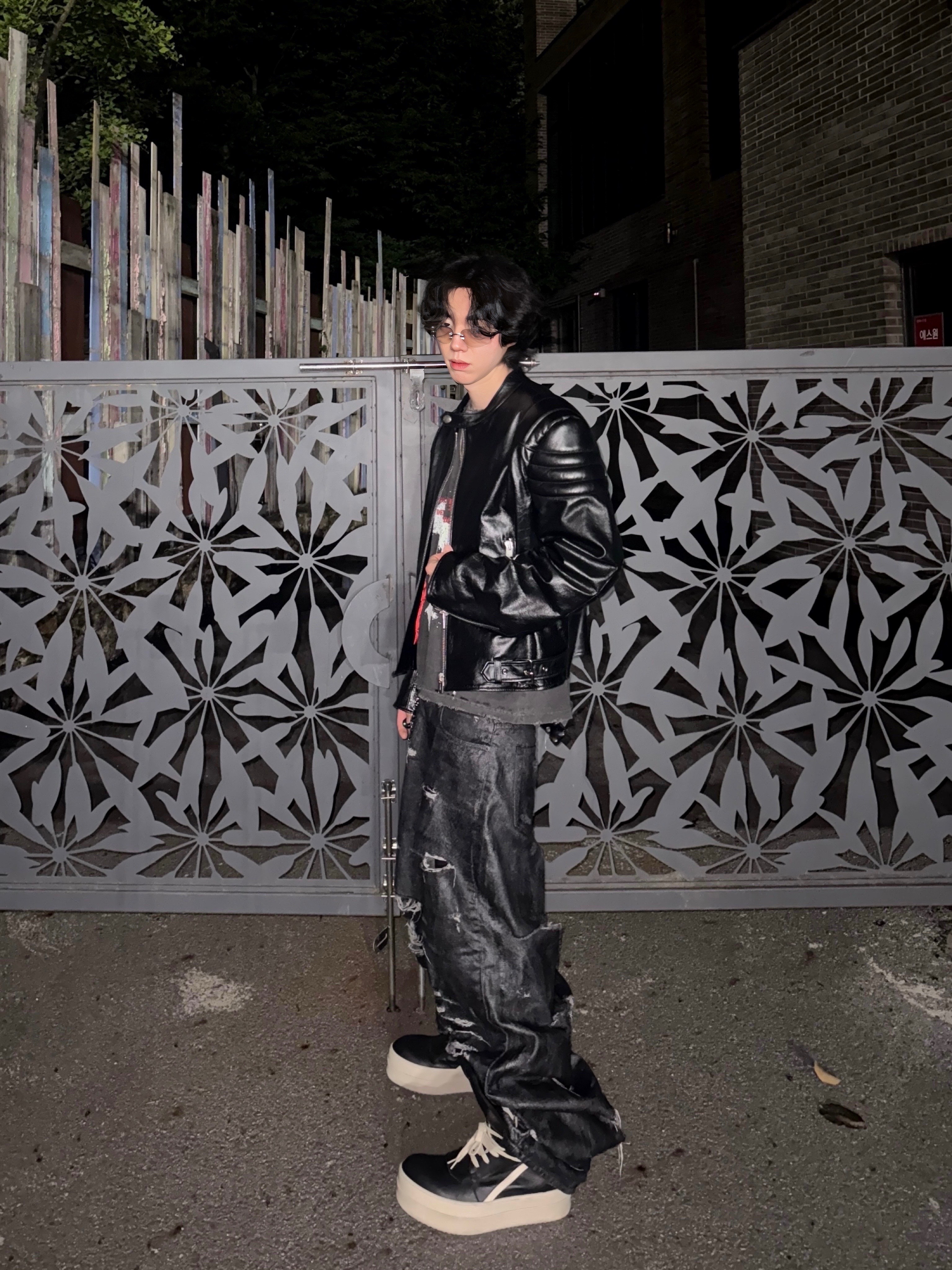 emostanceclub Multi Distressed Coating Jeans Black, Rick Owens Mega Bumper Geobasket Black Milk 착용 스타일 - 2