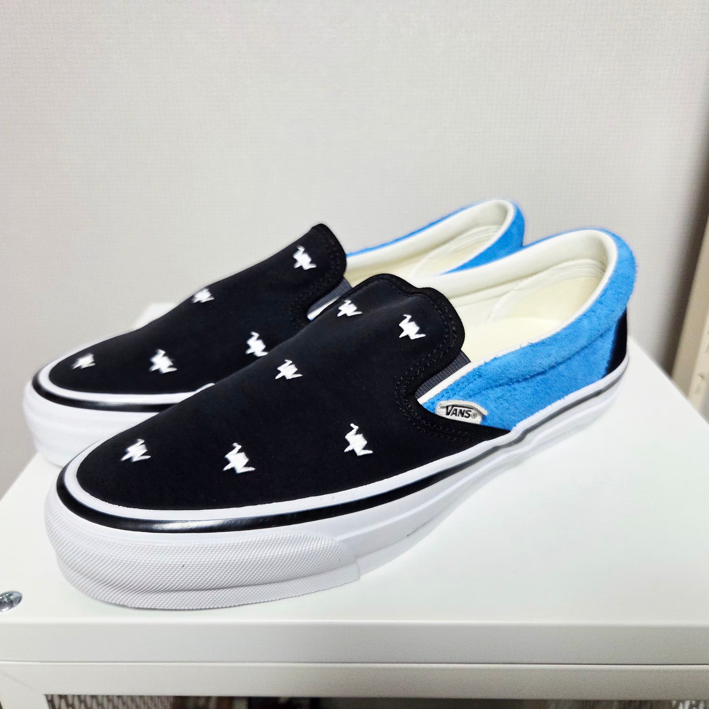 Vans x Liberaiders Classic Slip-On 98 Black Bright Azure 착용 스타일 - 3