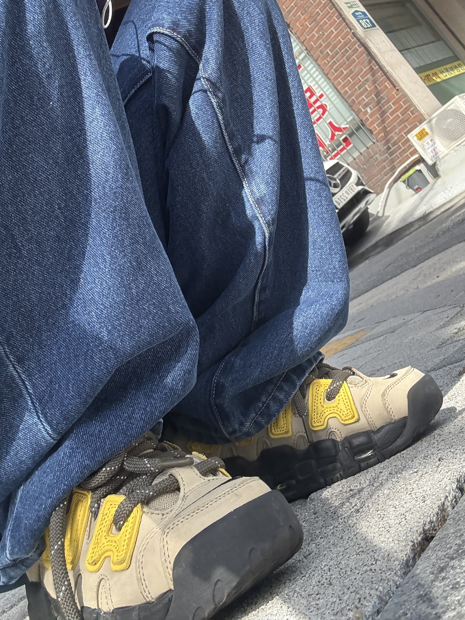 Nike x Ambush Air More Uptempo Low Vivid Sulfur and Limestone 착용 스타일 - 2