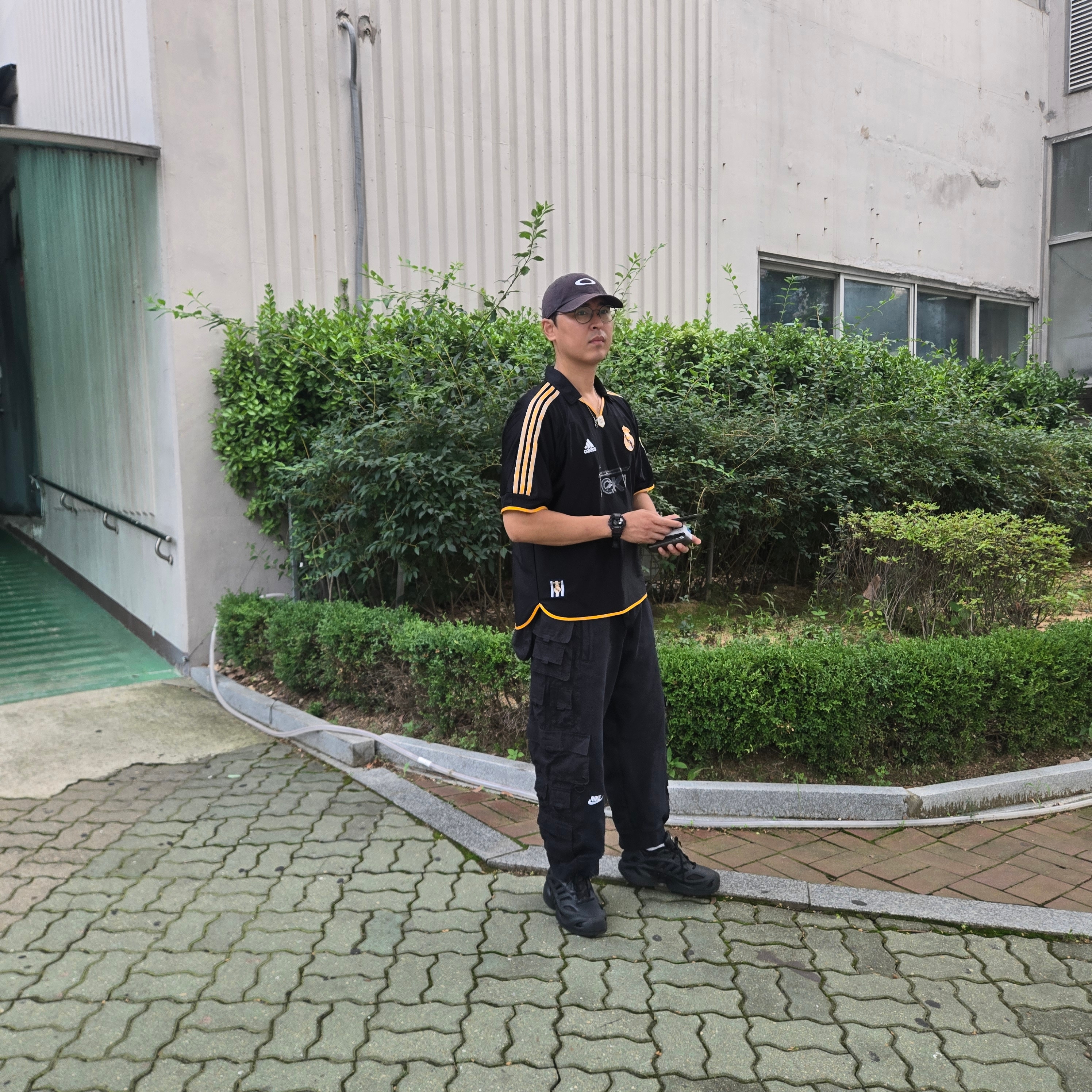 Oakley Remix Dad Hat Blackout, Adidas Real Madrid 99/00 Away Jersey Black - KR Sizing (Non Marking Ver.) 착용 스타일 - 2