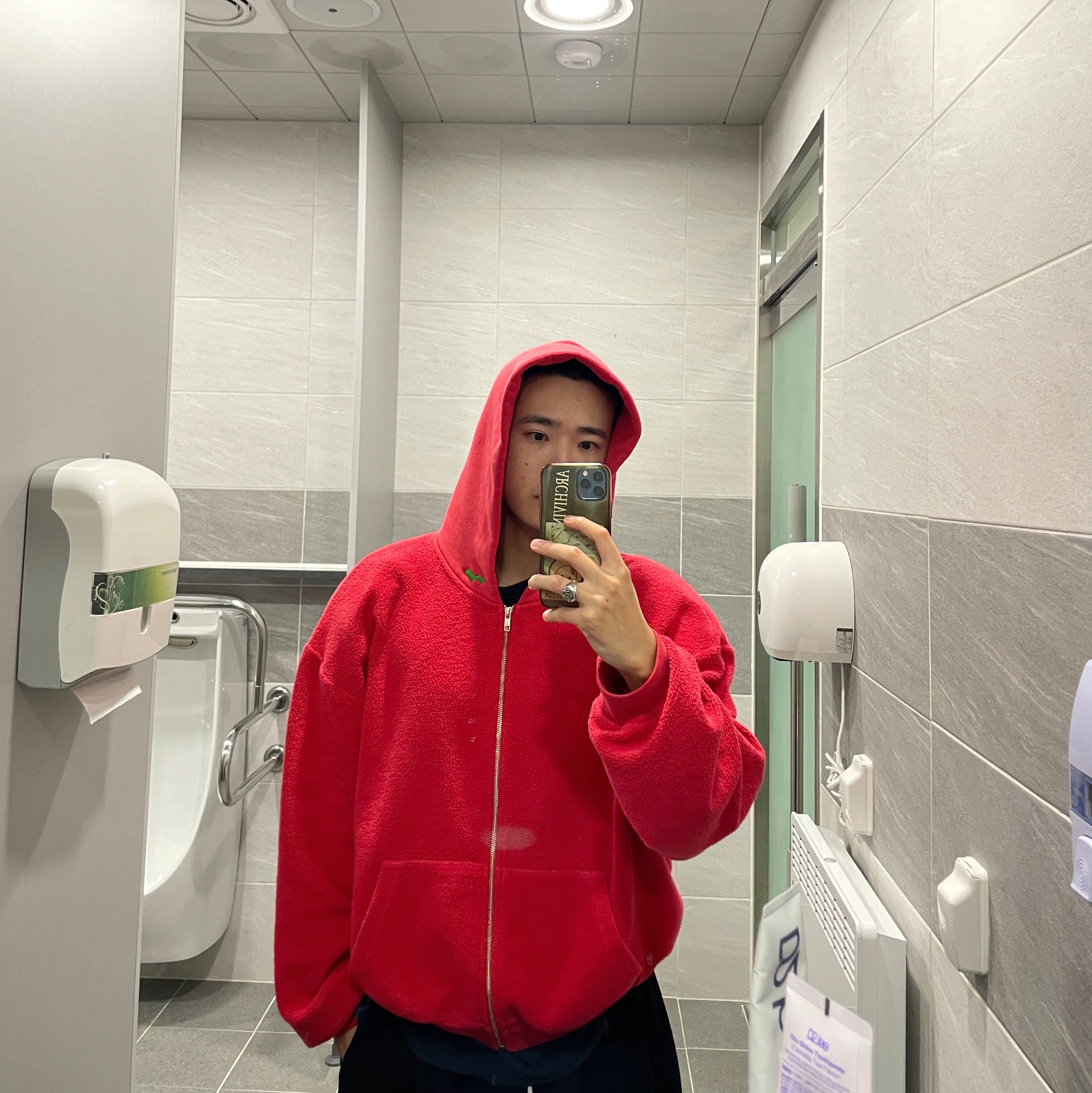 SKYLRK Reverse Zip Hoodie Punch 착용 스타일
