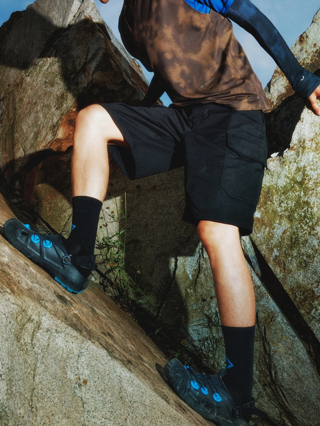Crocs x Helinox Quick Trail Clog Black, Crocs x Helinox Quick Trail Clog Walnut 착용 스타일 - 2