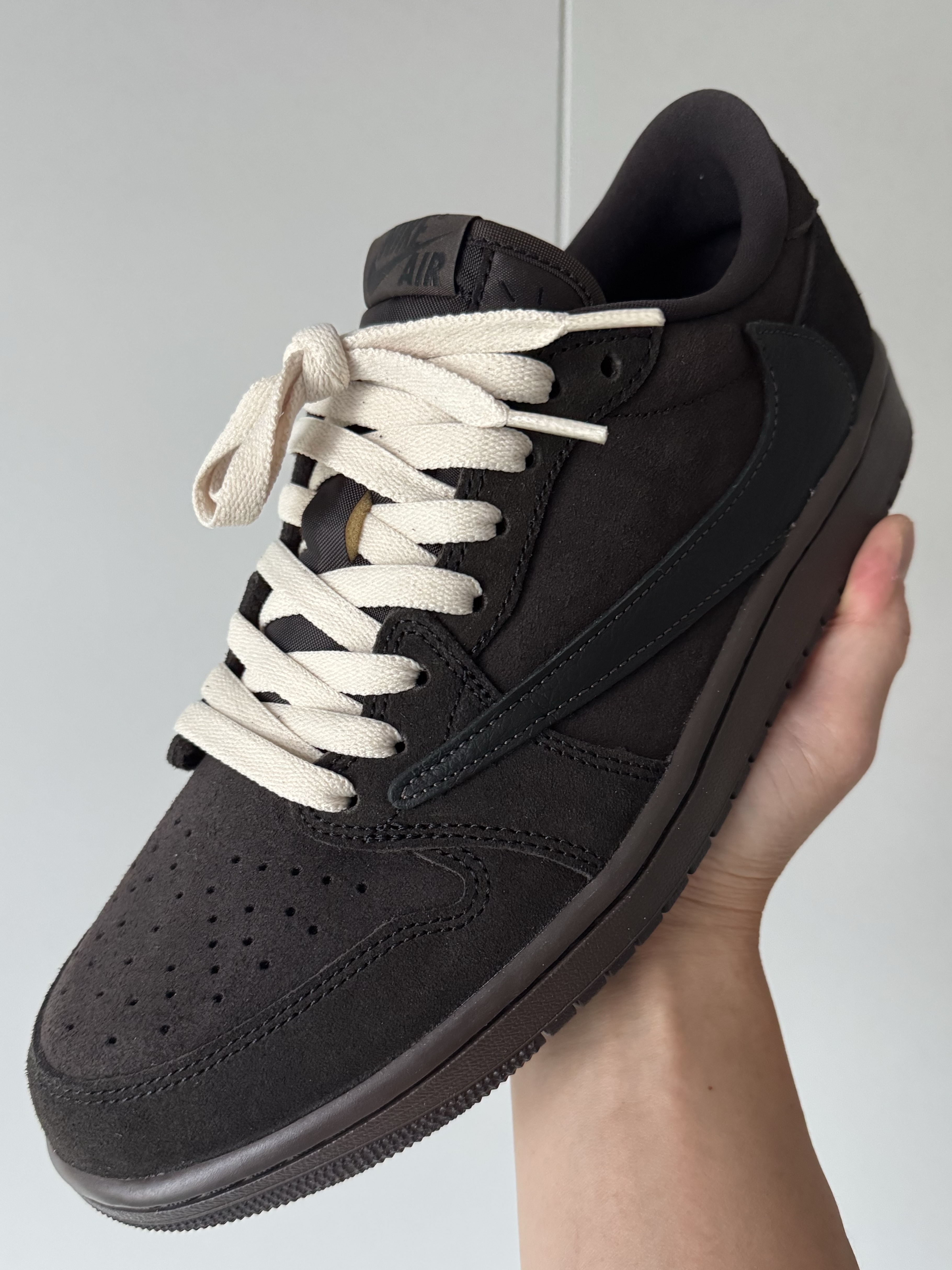 Jordan 1 x Travis Scott Retro Low OG SP Velvet Brown and Dark Mocha 착용 스타일