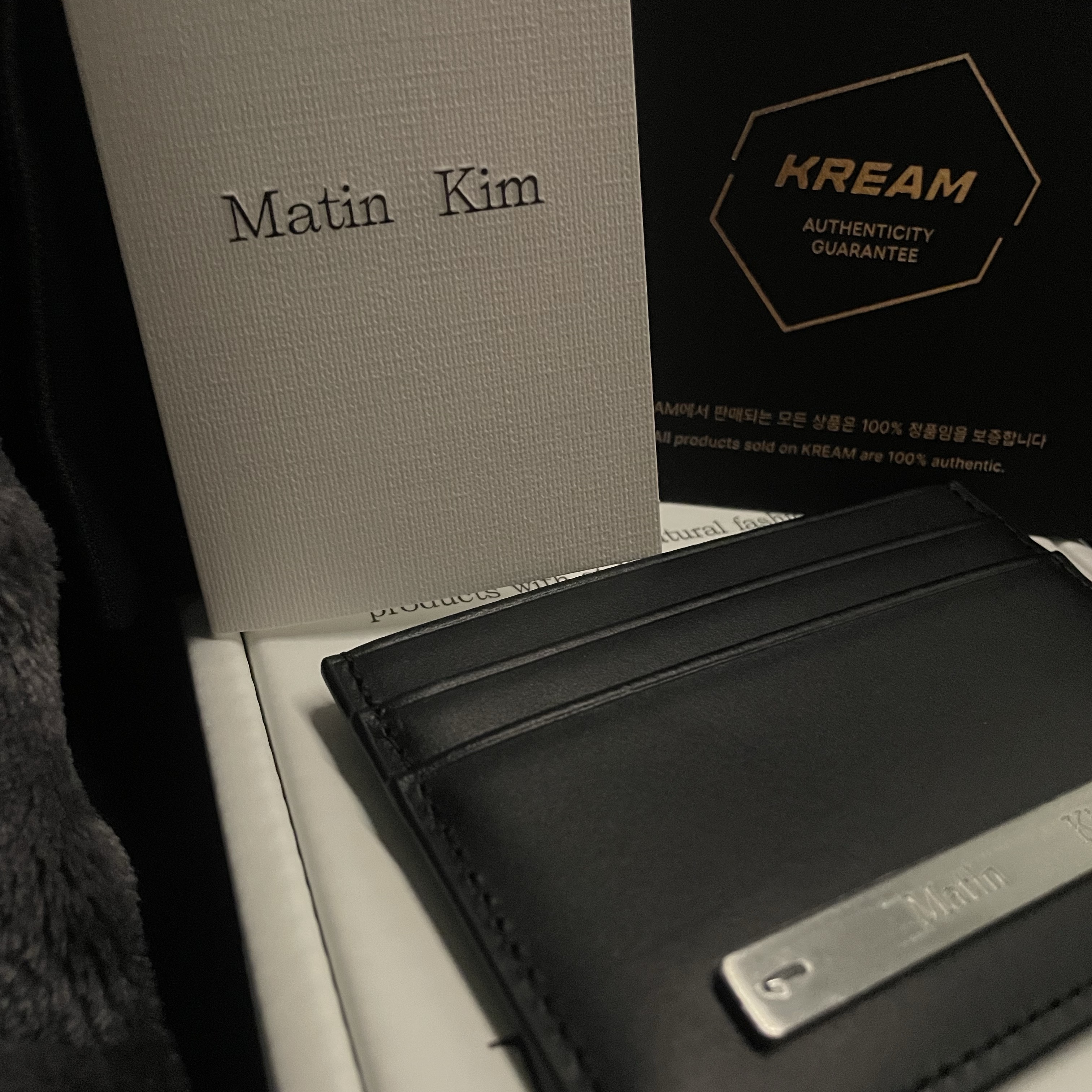 Matin Kim Vintage Card Wallet Black 착용 스타일