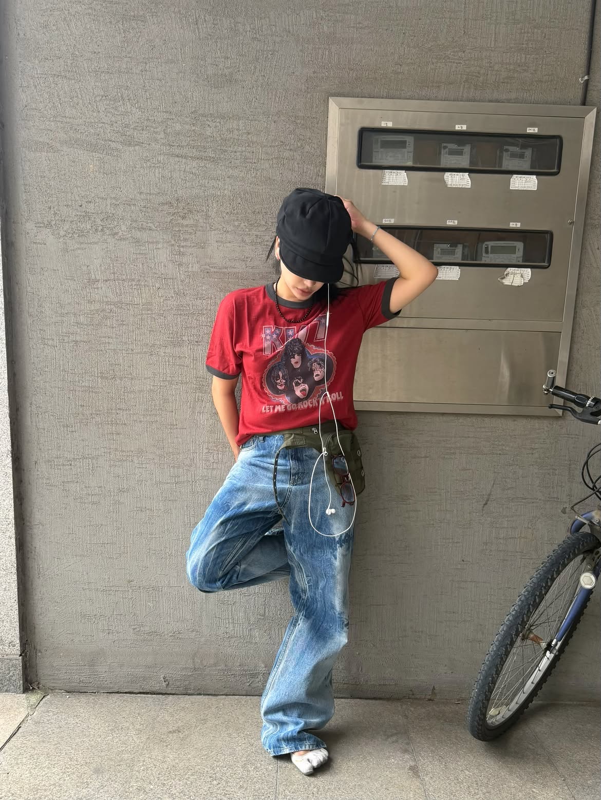 MAINBOOTH X KISS USA Logo T-shirt Red 착용 스타일 - 3