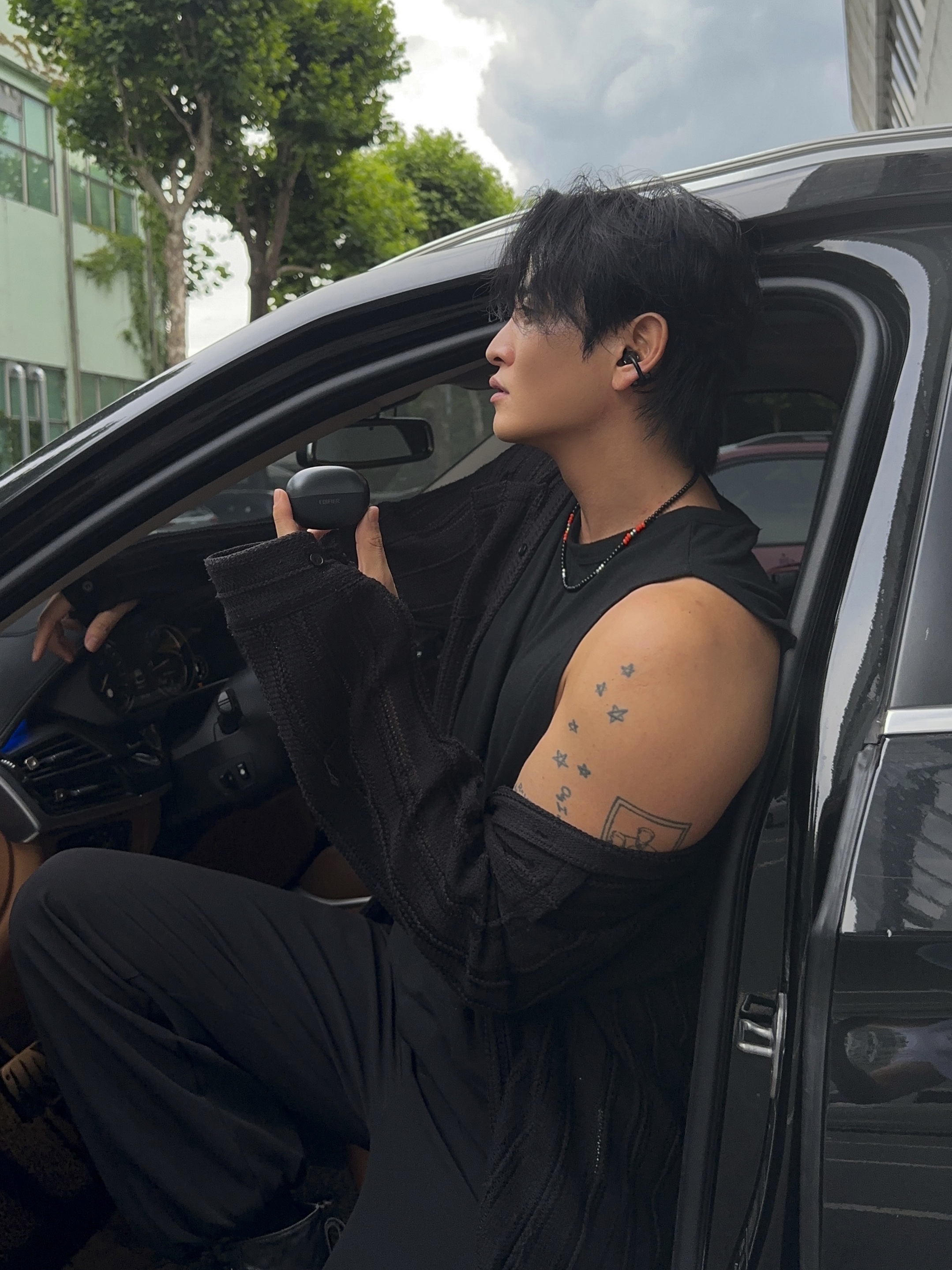 Edifier Comfo Bass Open-Ear Bluetooth Earbuds - Black 착용 스타일 - 3
