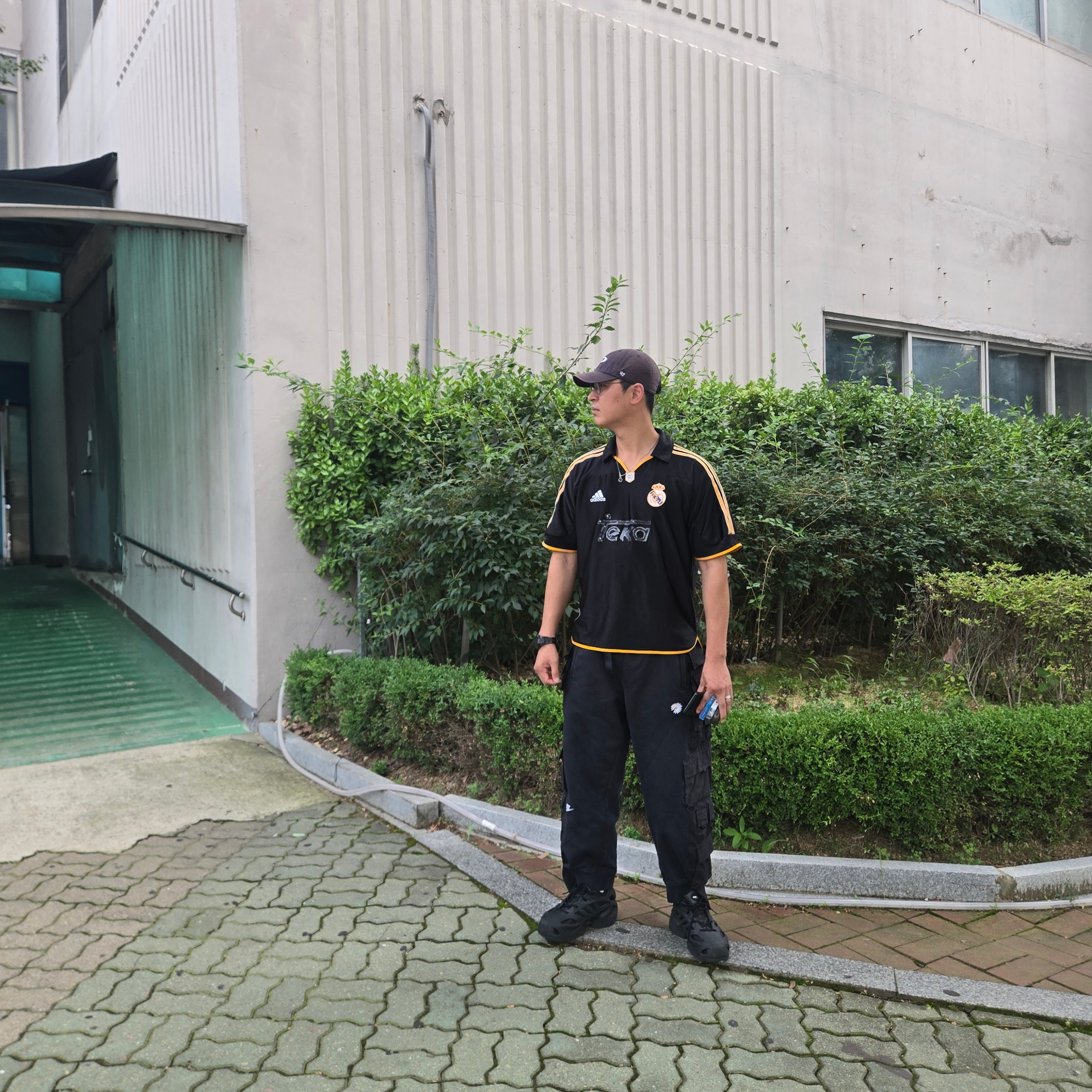 Oakley Remix Dad Hat Blackout, Adidas Real Madrid 99/00 Away Jersey Black - KR Sizing (Non Marking Ver.) 착용 스타일 - 1