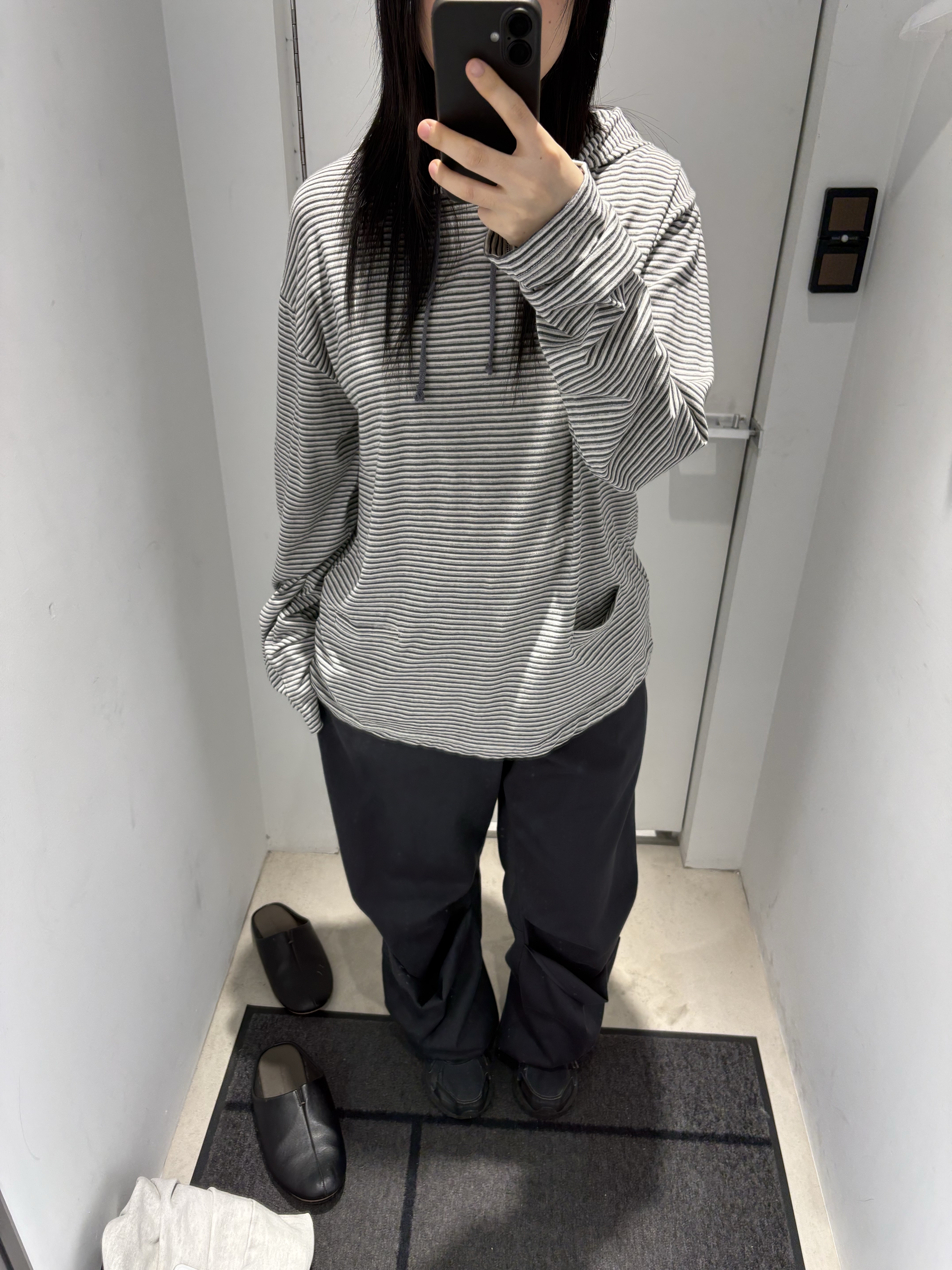 Hatchingroom Armor Pants Blue Charcoal, Hatchingroom Stripe Hoodie Grey 착용 스타일