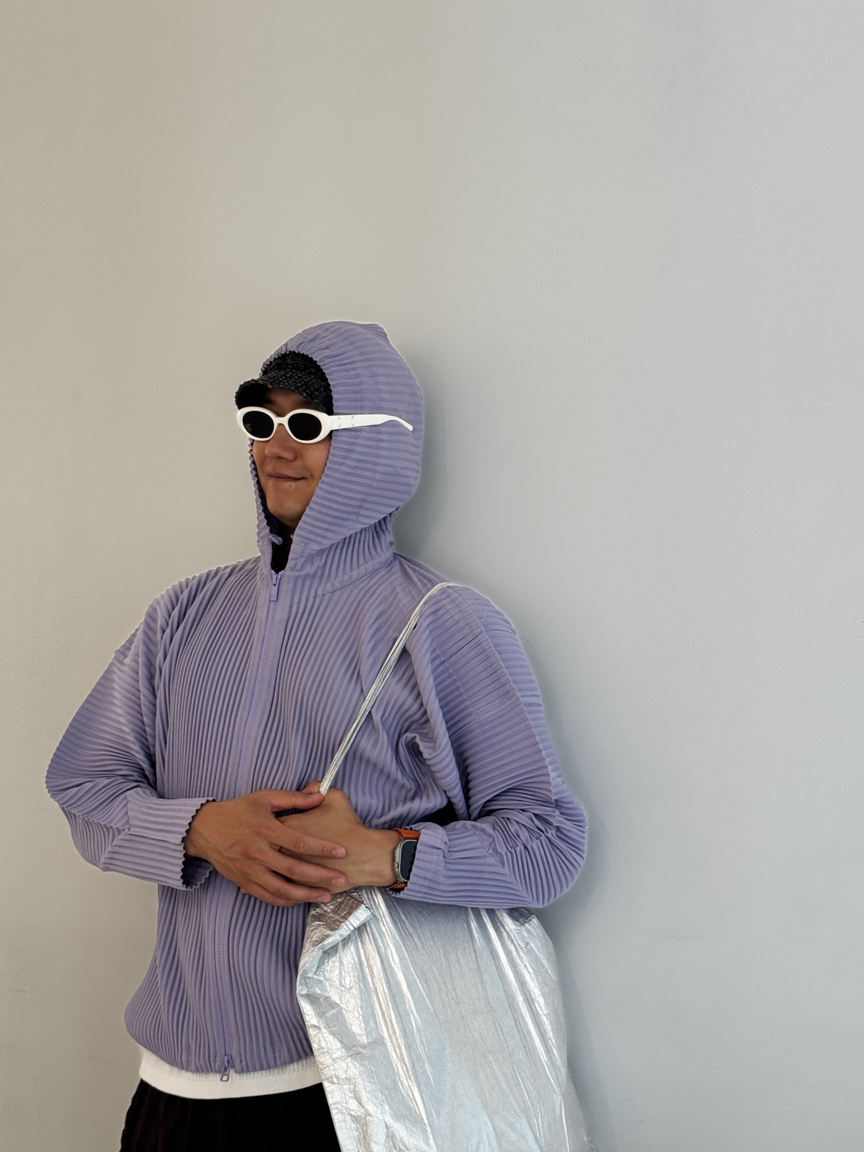 Gentle Monster x Maison Margiela MM204 Gray, Homme Plisse Issey Miyake Surface Hoodie Black 착용 스타일 - 2