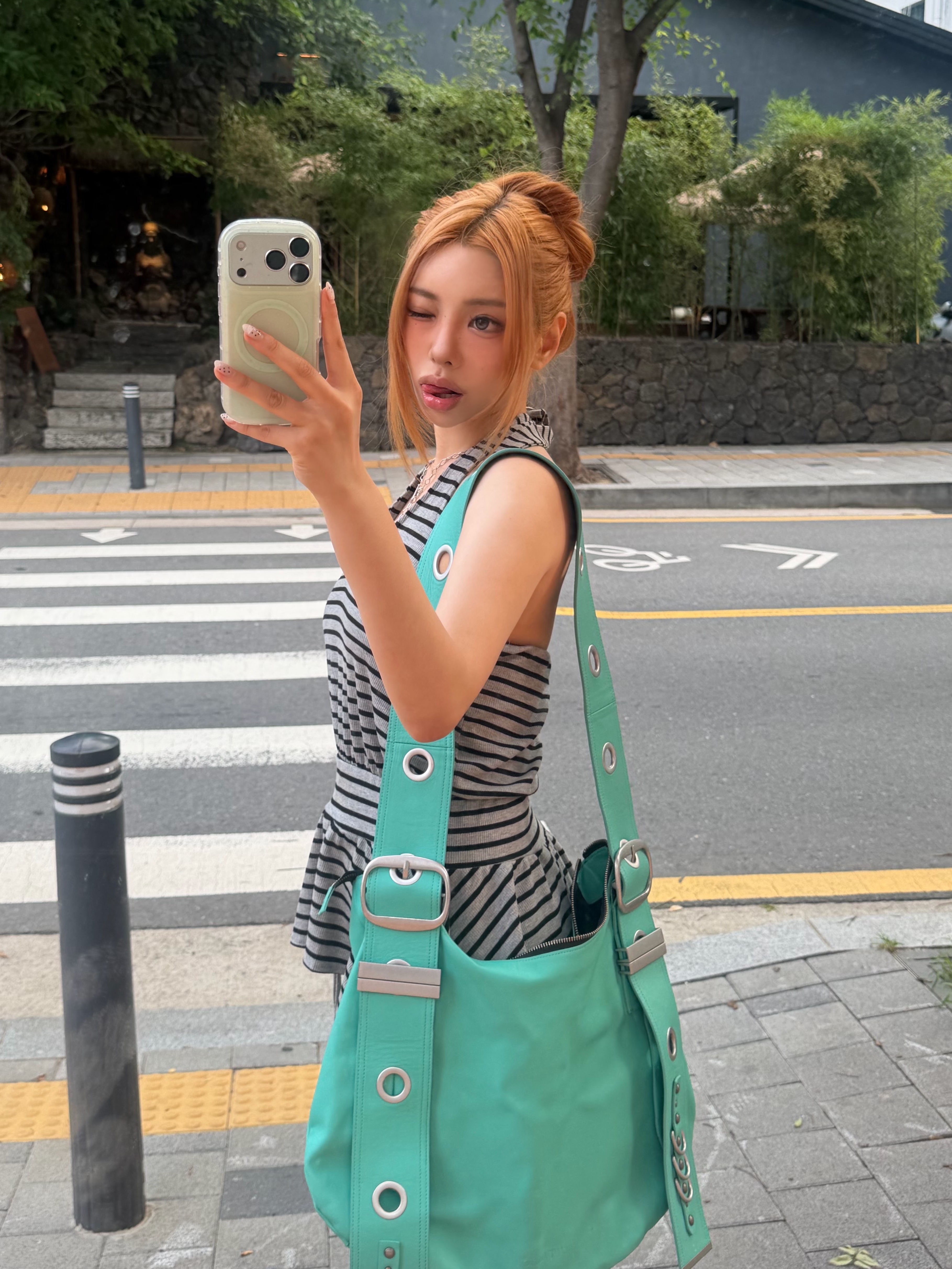 Vacant Archive Bella Wide Strap Hobo Bag Teal Blue 착용 스타일