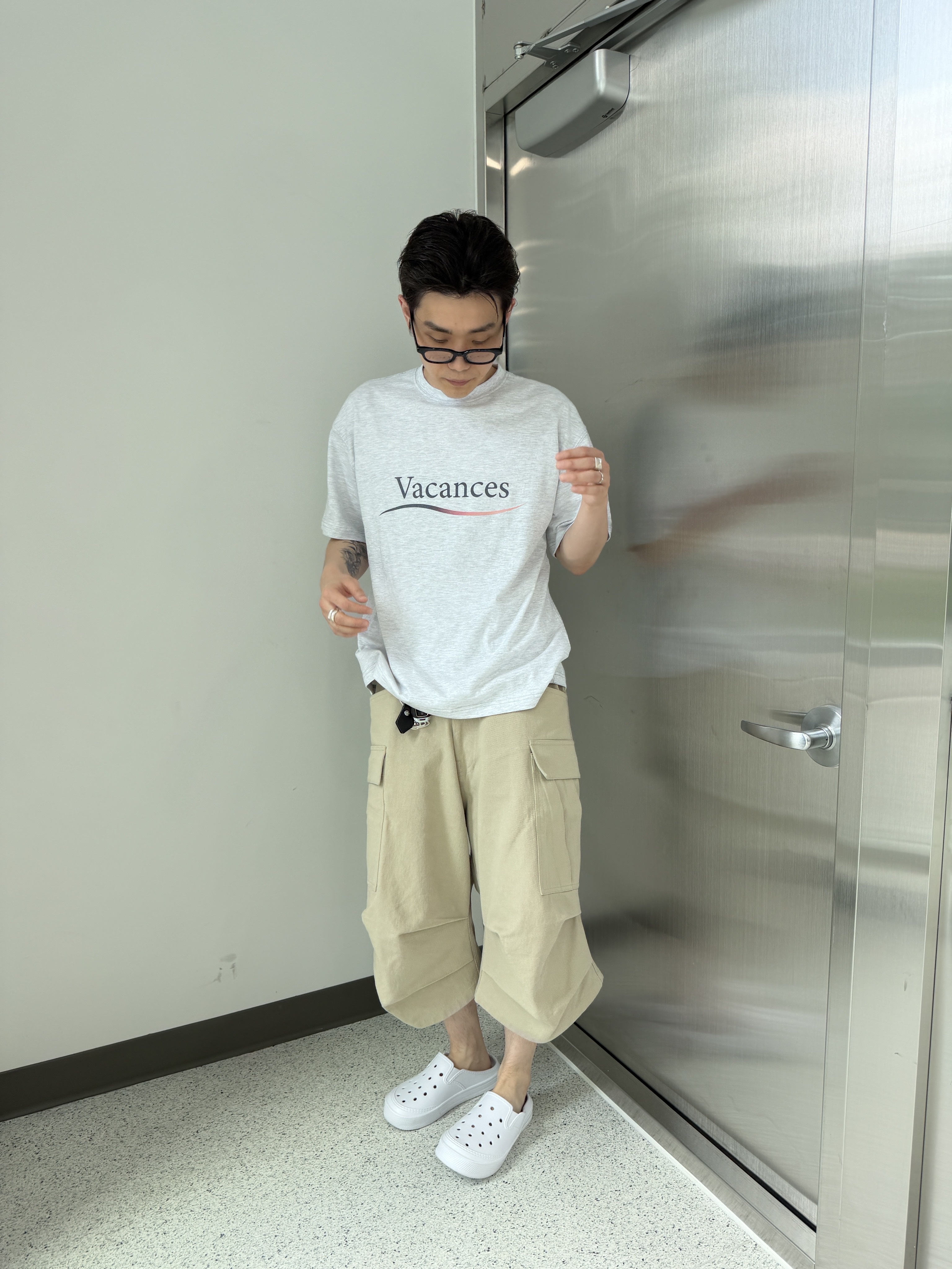 Nonnod Vacances T-Shirt White Melange, Nonnod Side cargo shorts Beige 착용 스타일 - 1