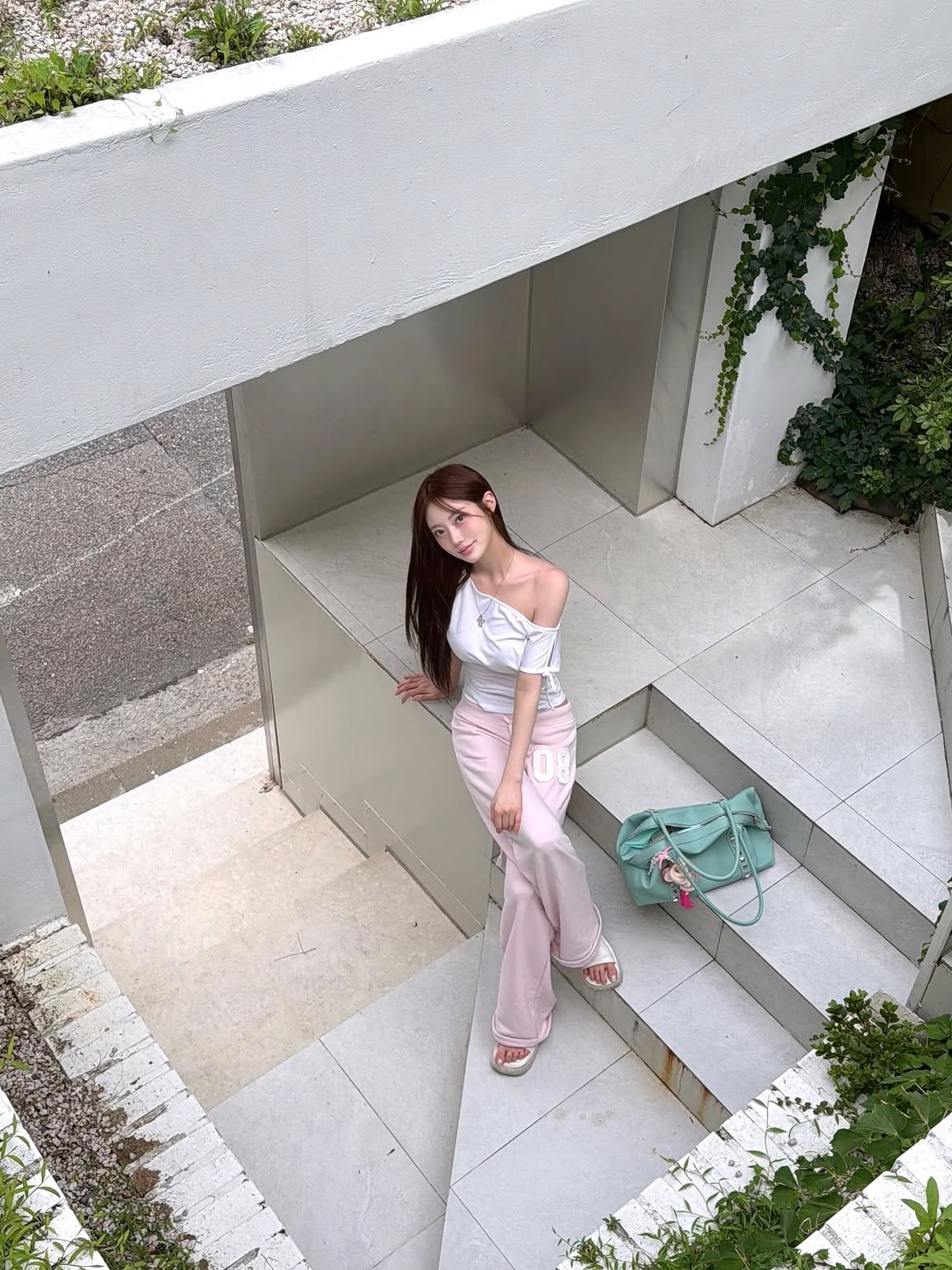 Rosefrantz Patchwork Bootcut Sweatpants [Pink] 착용 스타일 - 3
