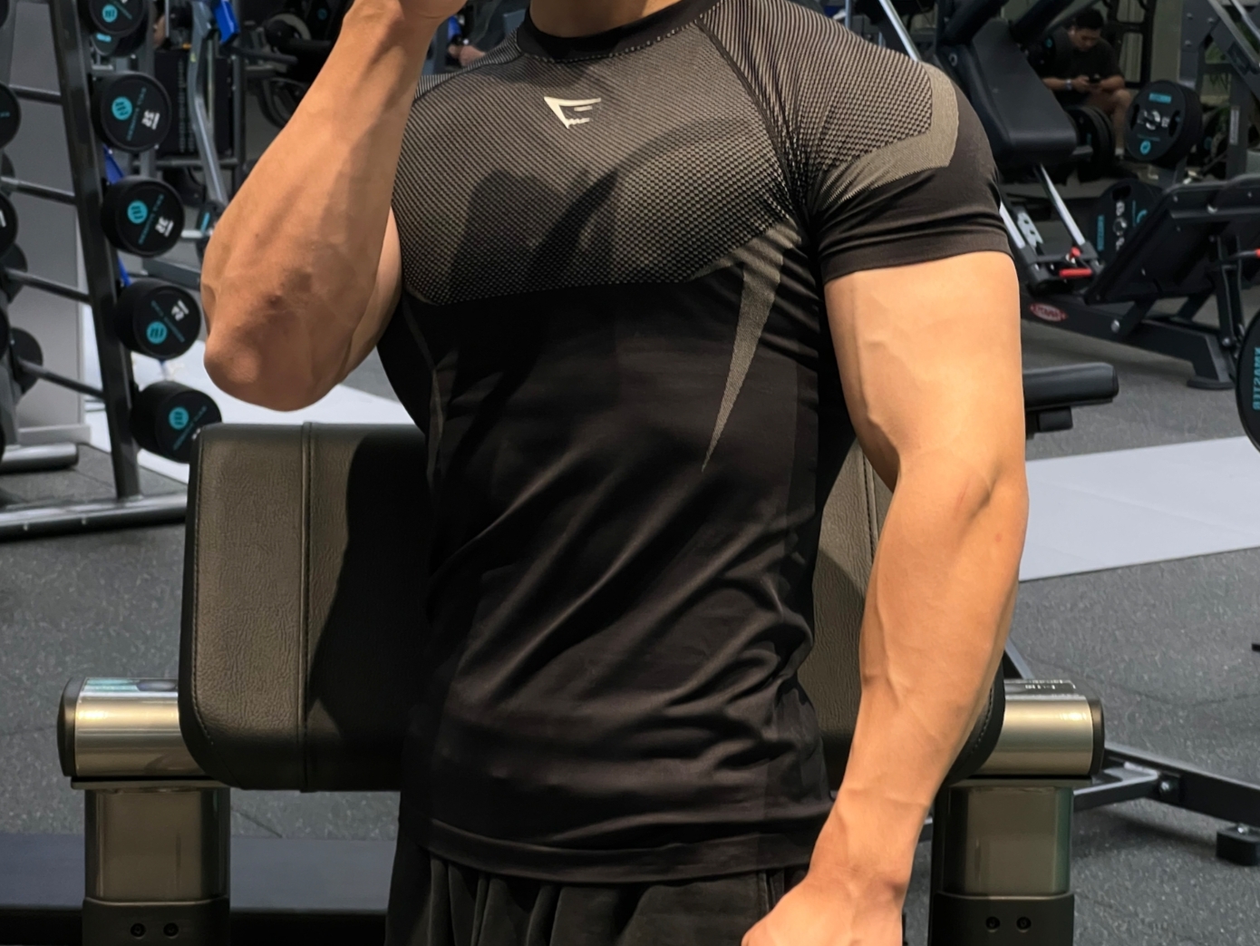 Gymshark Onyx 5.0 Seamless T-Shirt Black Light Grey 착용 스타일 - 1