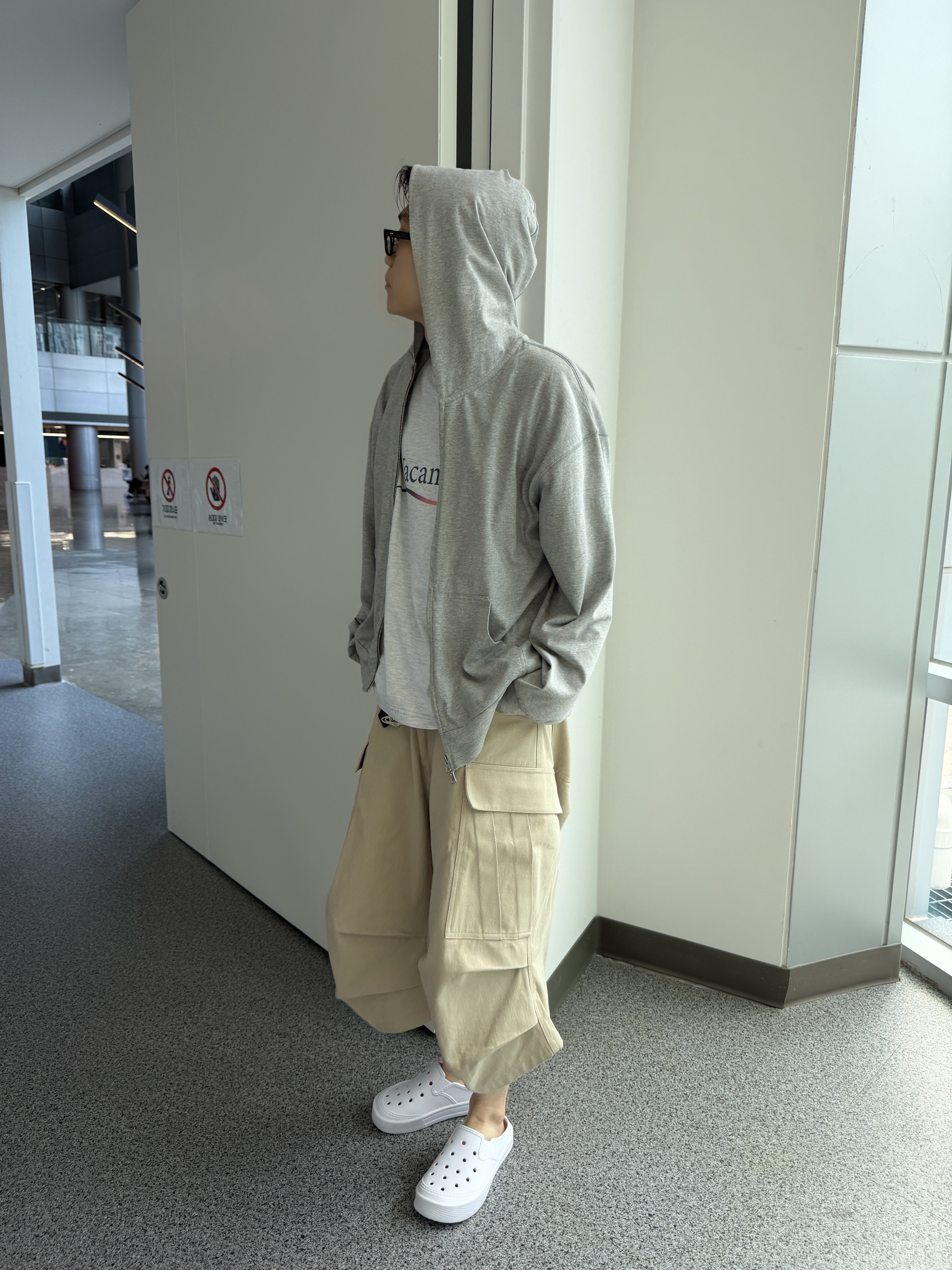 Nonnod Vacances T-Shirt White Melange, Nonnod Side cargo shorts Beige 착용 스타일 - 6
