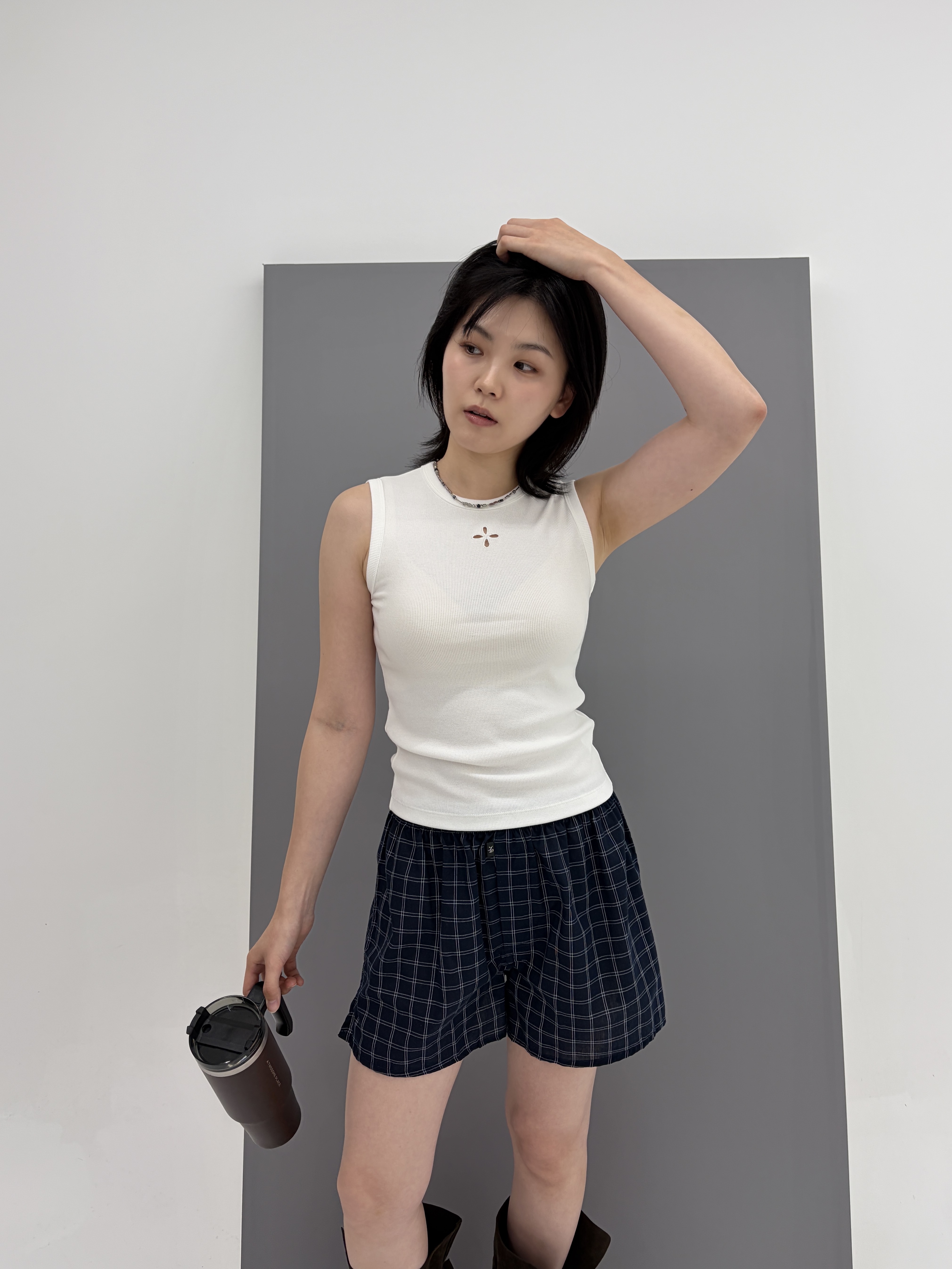 Riomeu Signature Sleeveless White 착용 스타일 - 3