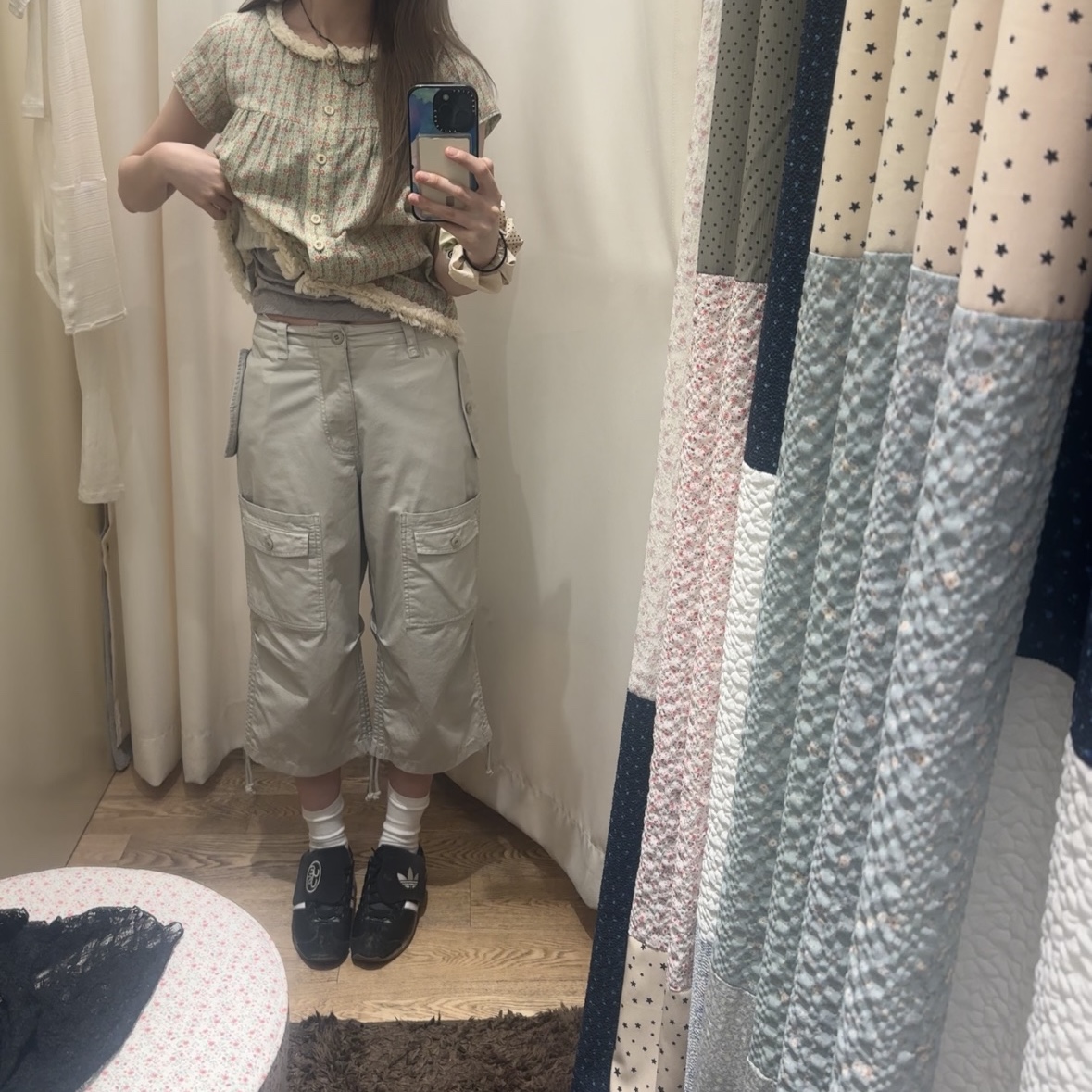 COYSEIO Capri Cargo Pants Light Grey 착용 스타일