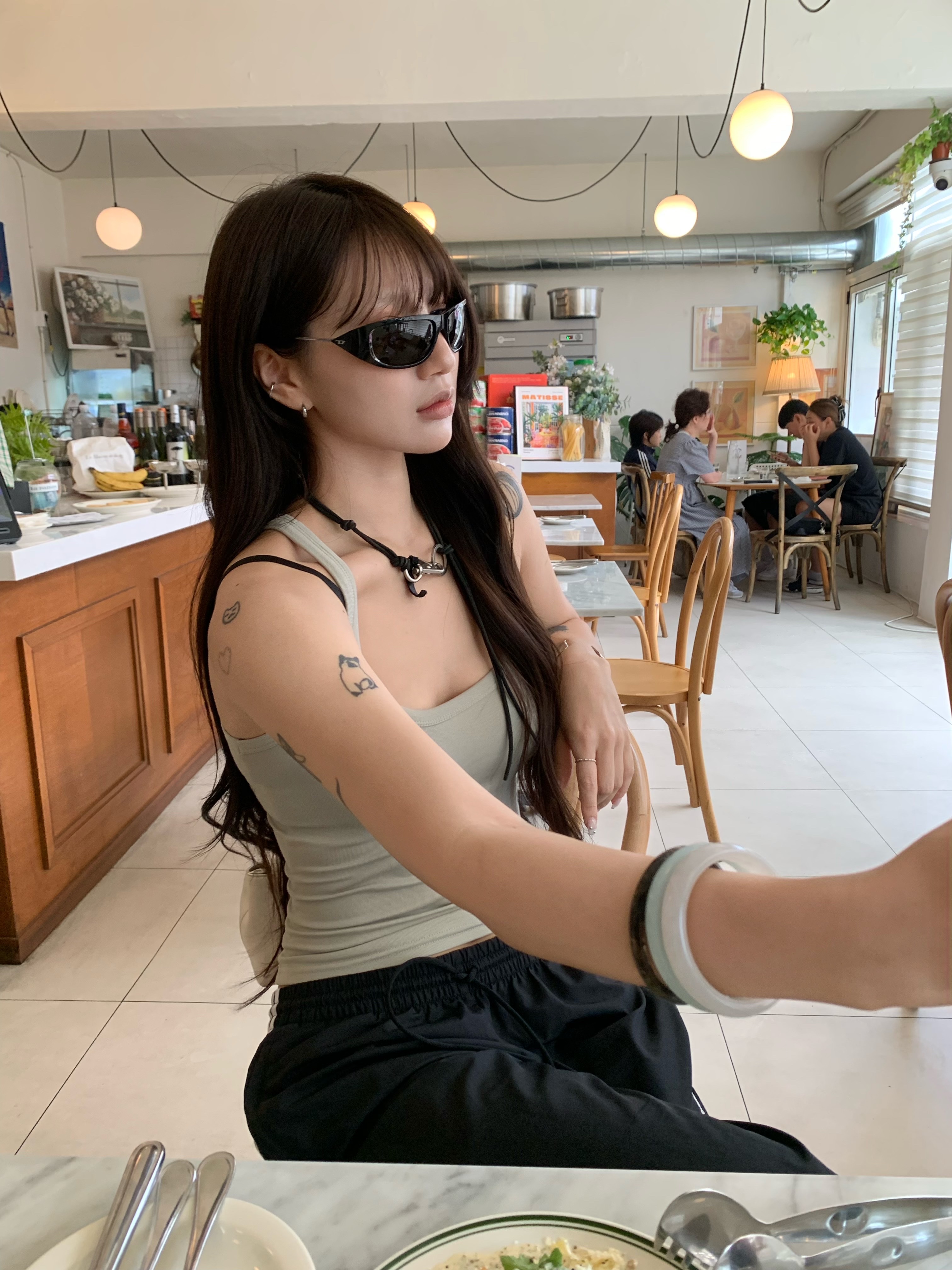 Diesel Wraparound Style Sunglasses Black Flash Mirror 착용 스타일