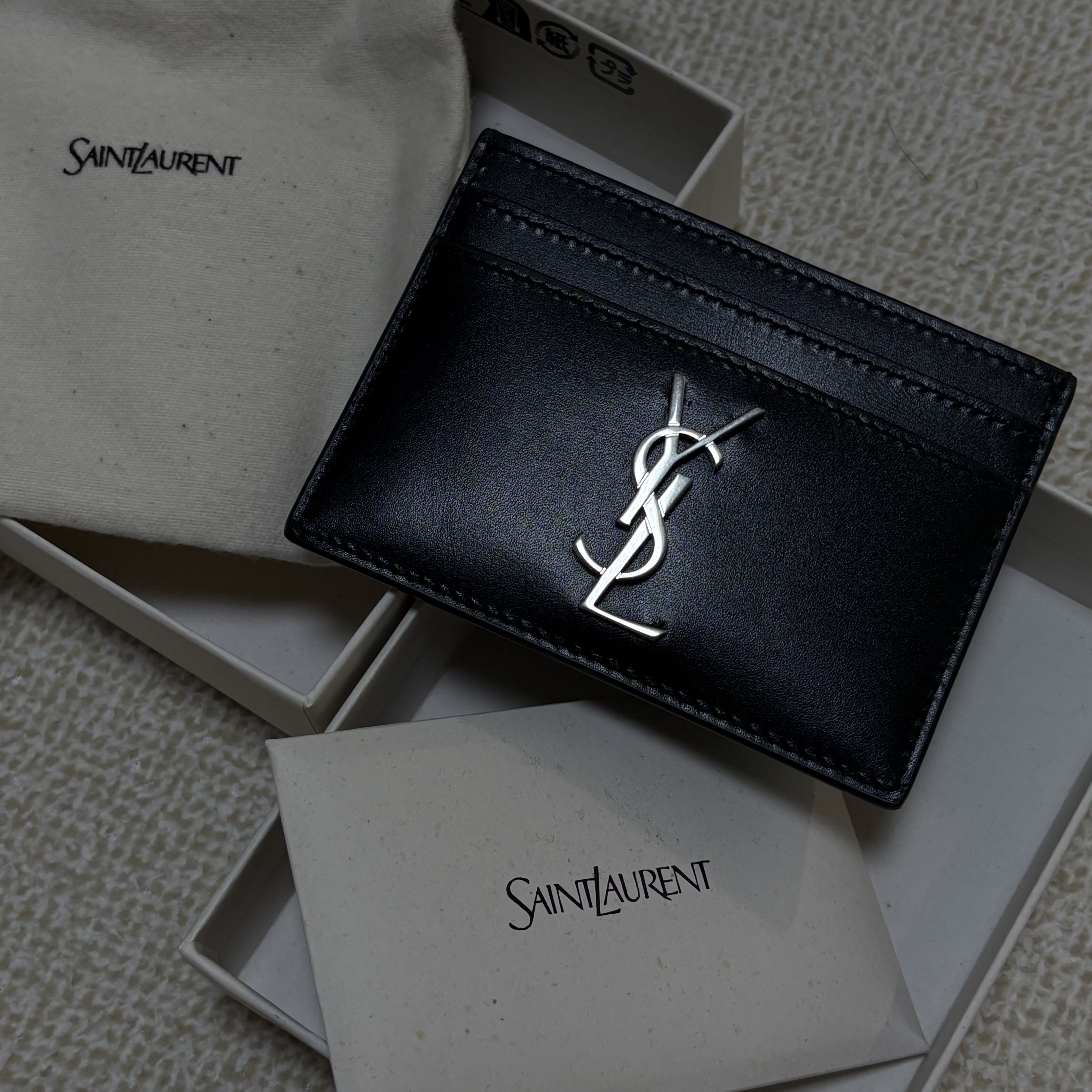 Saint Laurent Monogram Card Case in Smooth Leather Black 착용 스타일