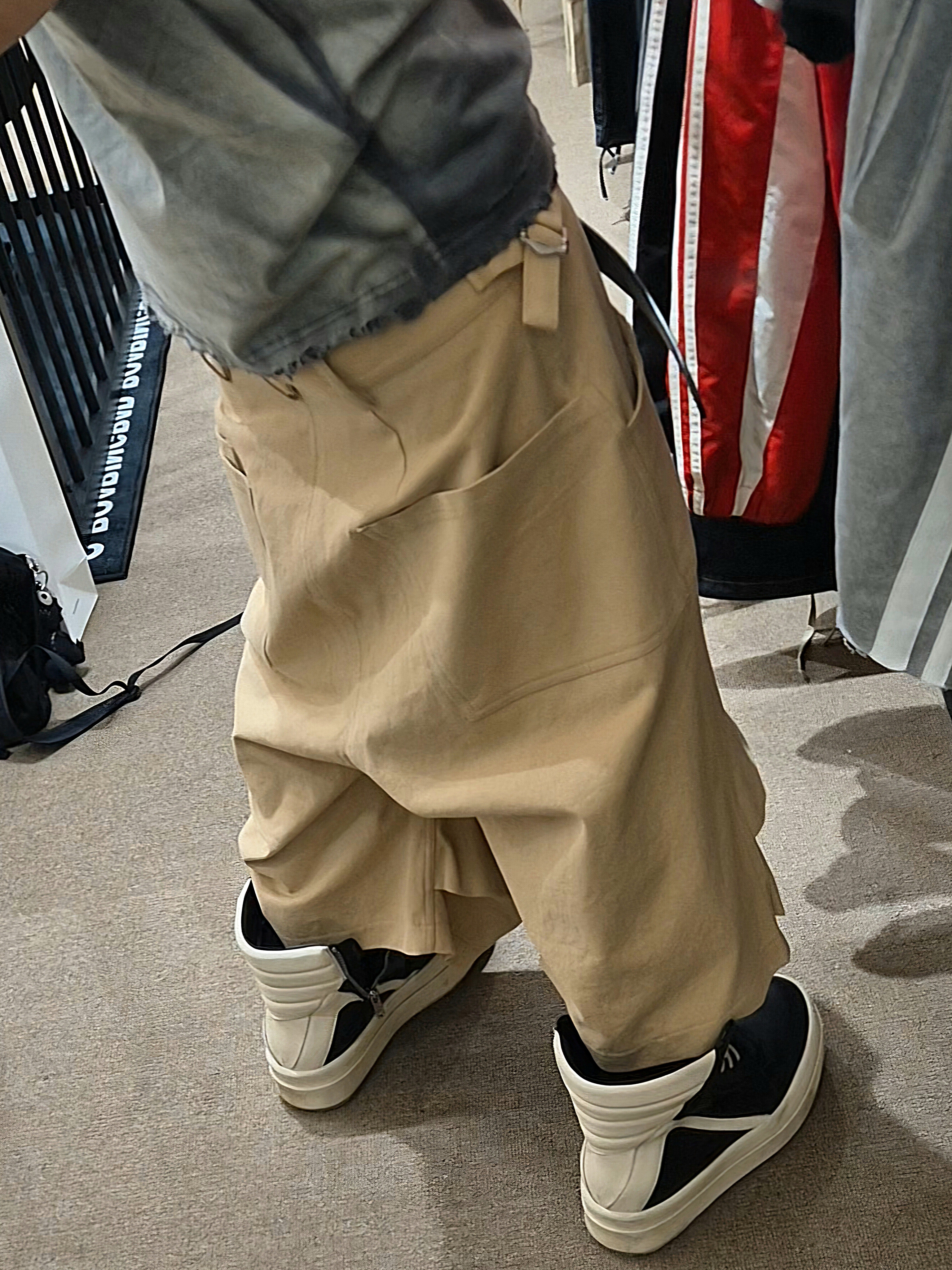 ROARINGRAD 26 Parachute Bermuda Pants Beige, Rick Owens Mega Bumper Geobasket Black Milk 착용 스타일 - 1