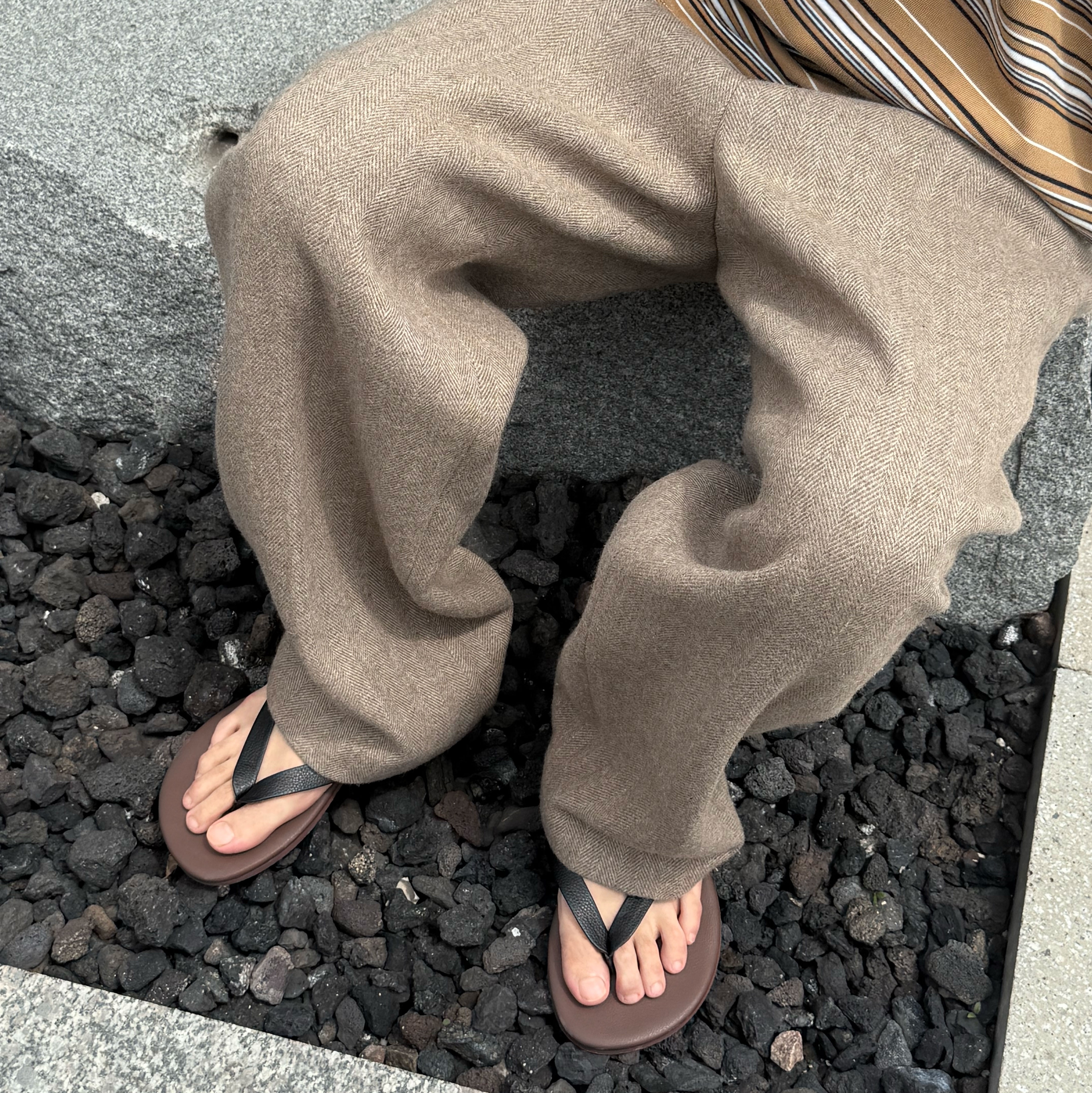 [더블적립] STU CÓLOR Flip Flop in brown 착용 스타일 - 1