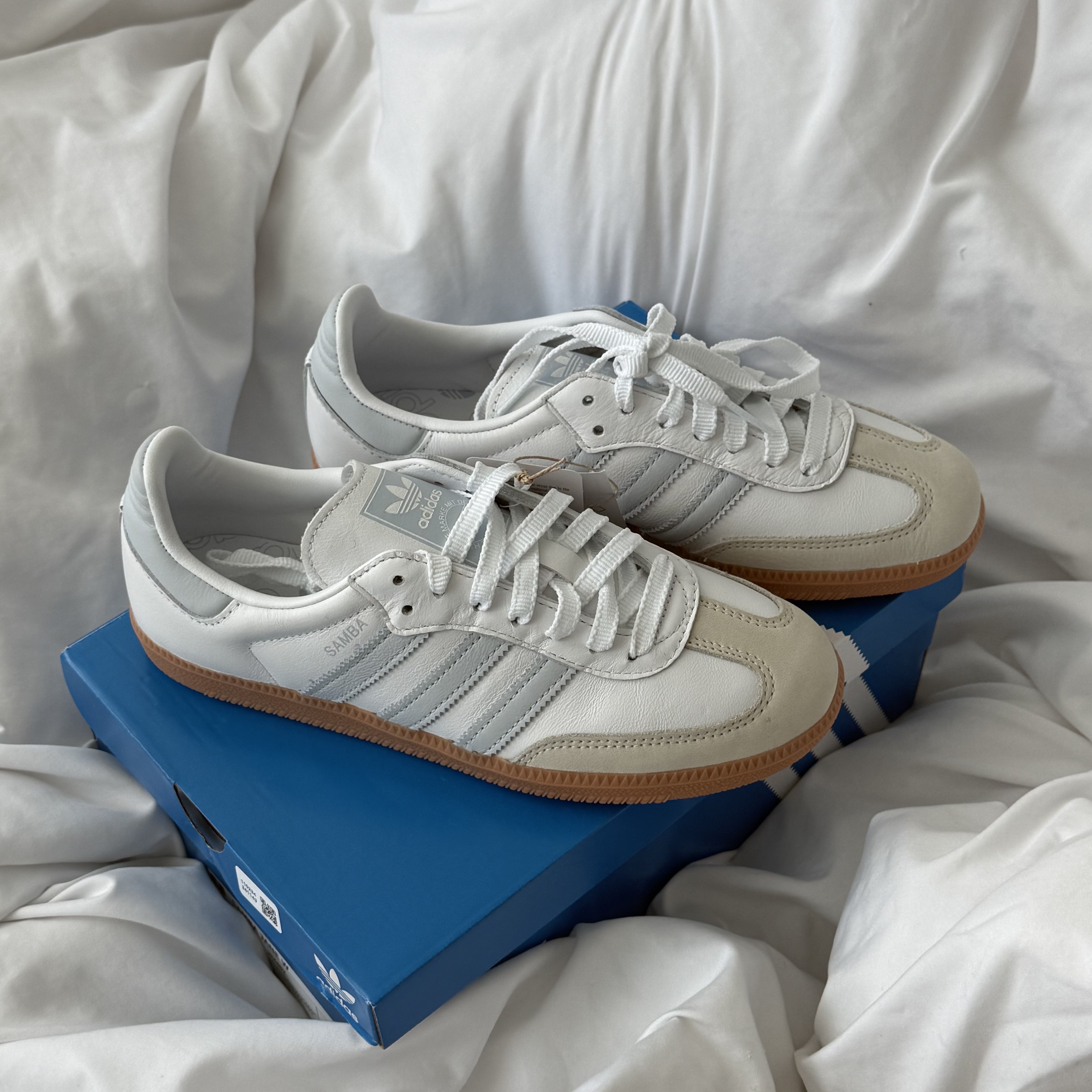 Adidas Samba OG Core White Halo Blue 착용 스타일 - 1