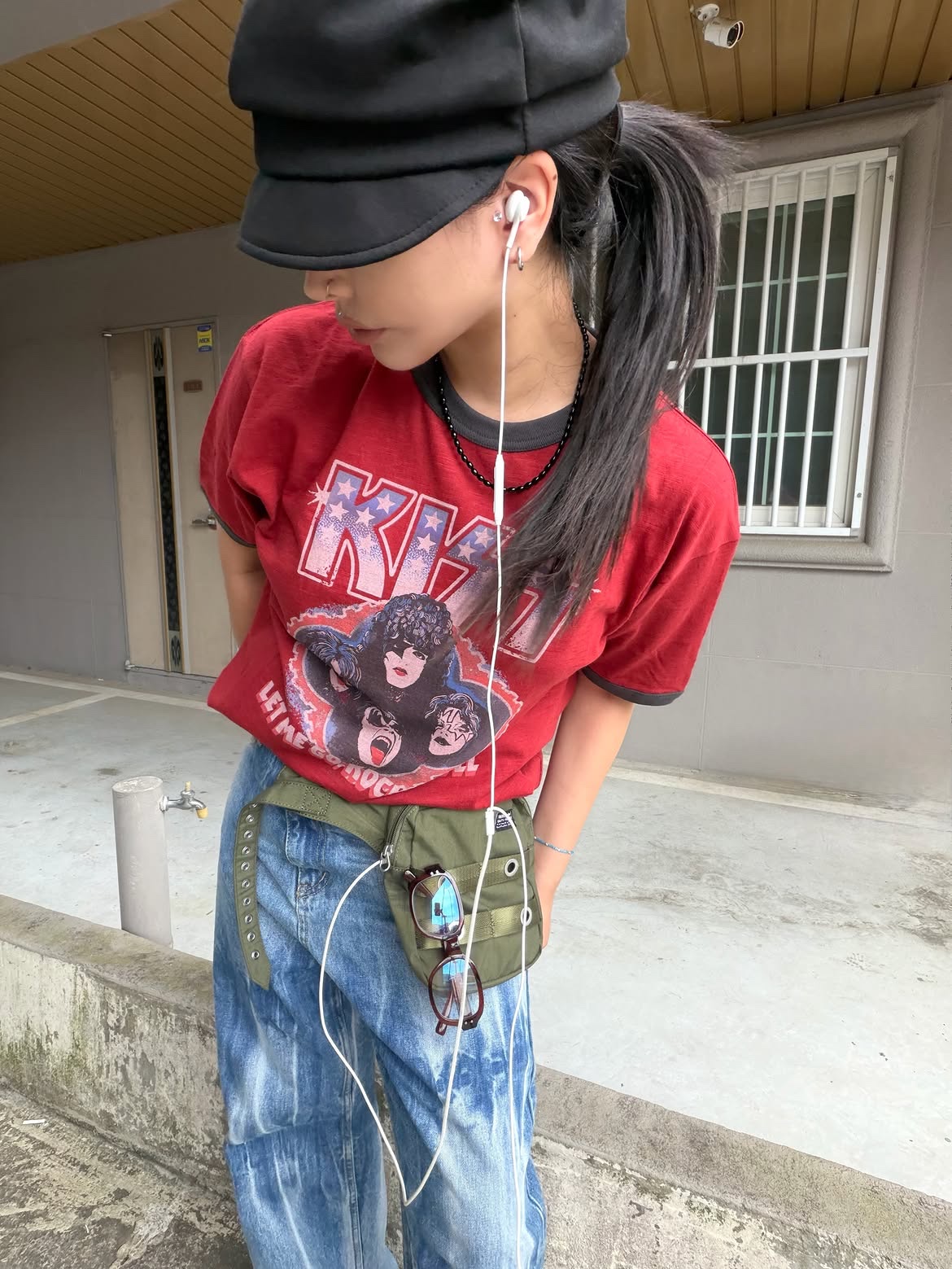 MAINBOOTH X KISS USA Logo T-shirt Red 착용 스타일 - 2