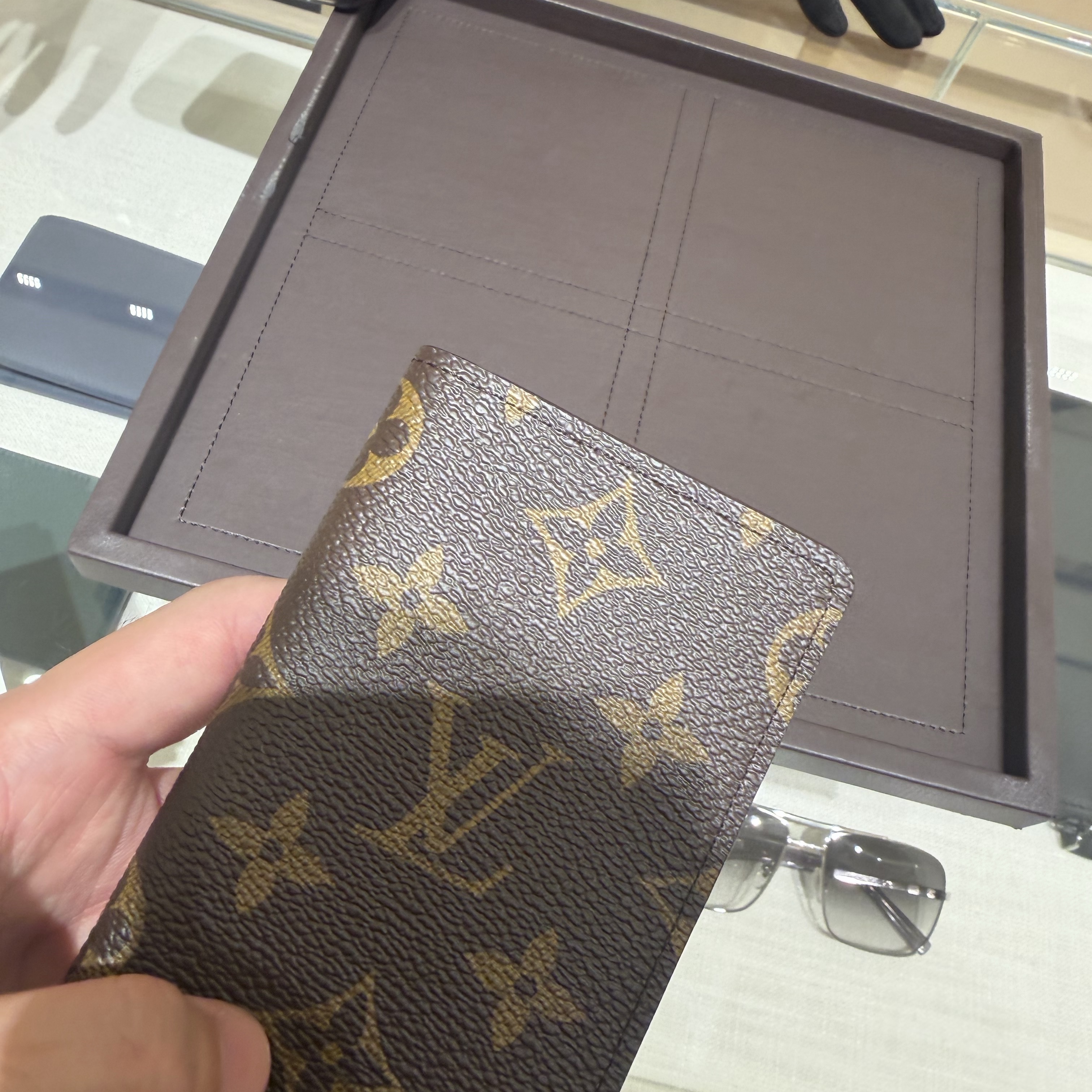 Louis Vuitton Pocket Organizer Monogram 착용 스타일 - 3